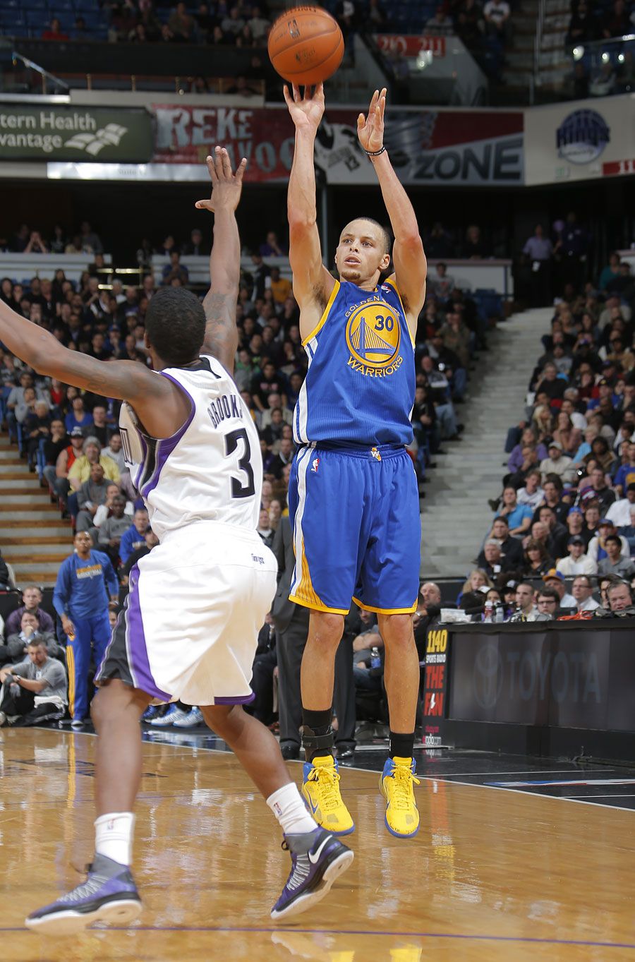 Stephen Curry tiro da tre, 900x1363 Full HD Verticale, iPhone