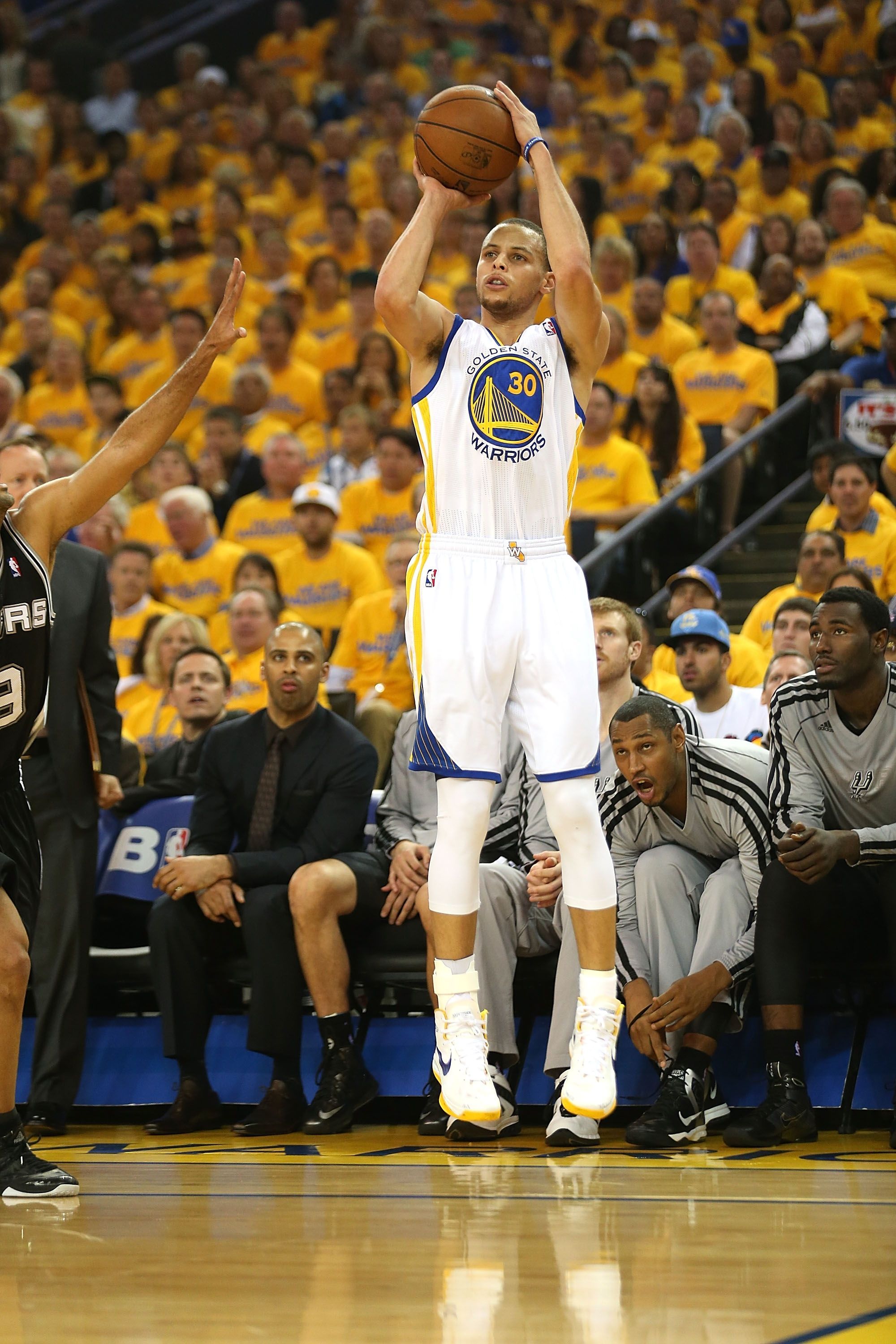 Stephen Curry tiro basket, Golden State Warriors, 2000x3000 Full HD Verticale, Smartphone