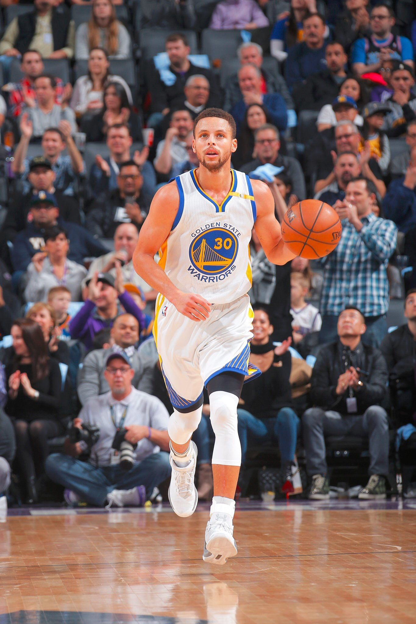 Steph Curry palleggio basket, 1365x2048 Verticale, Mobile