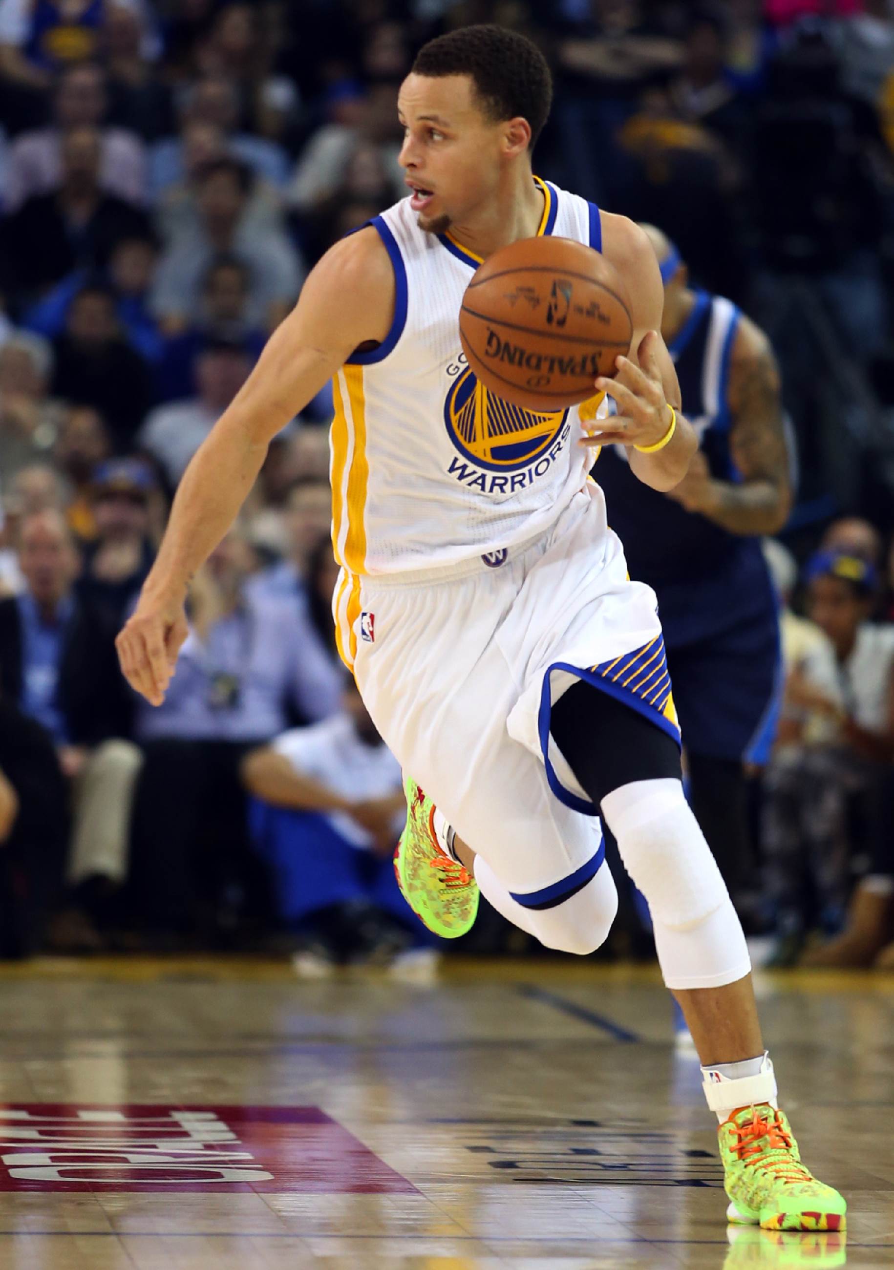 Stephen Curry Warriors palleggio, 1830x2600 Full HD Verticale, Smartphone