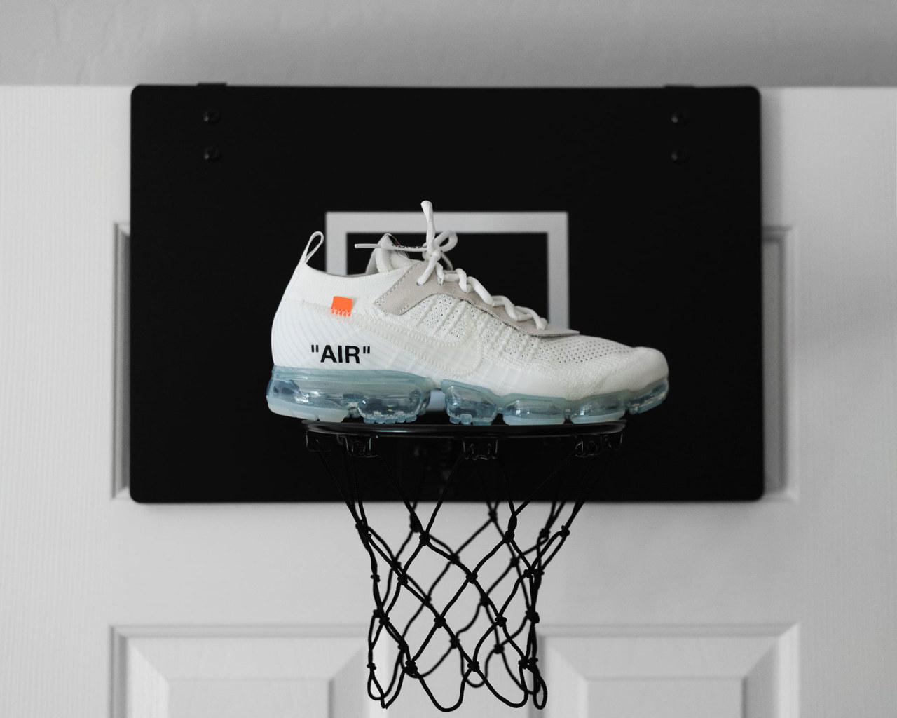 Sneaker Off-White su canestro, streetwear di lusso, 1280x1024 HD, Desktop
