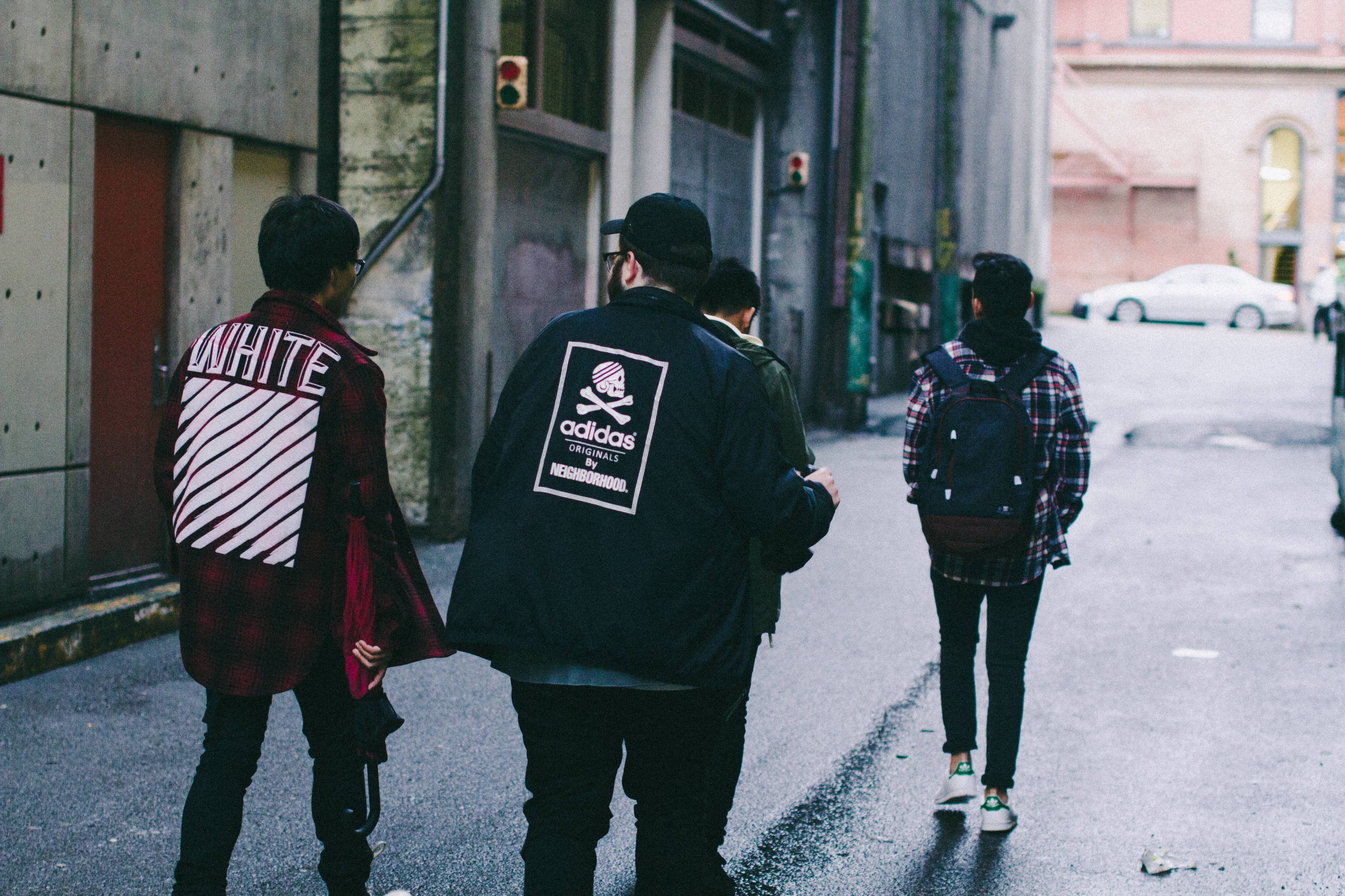 Amici streetwear di spalle in strada, 5184x3456 4K Ultra HD, Monitor 4K