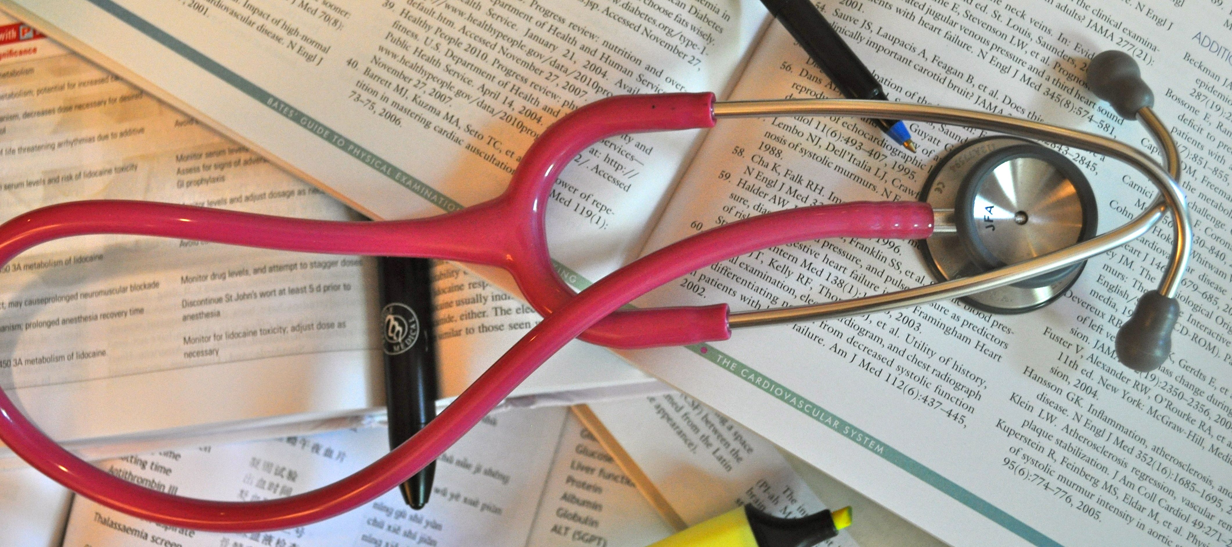 Stetoscopio rosa su libri, 4244x1885 Ultrawide, Dual Monitor