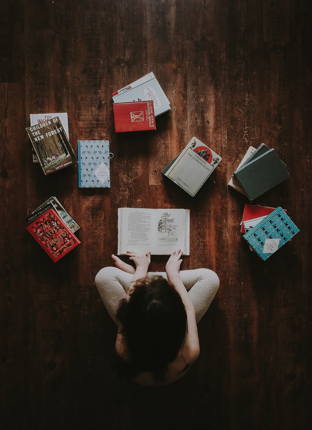 Persona che legge libri, vista dall'alto, 1000x1379 Verticale, Telefono
