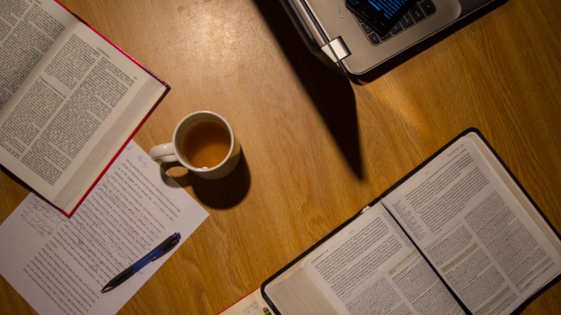 Libri, tazza e penna su scrivania, 1920x1080 Full HD, PC