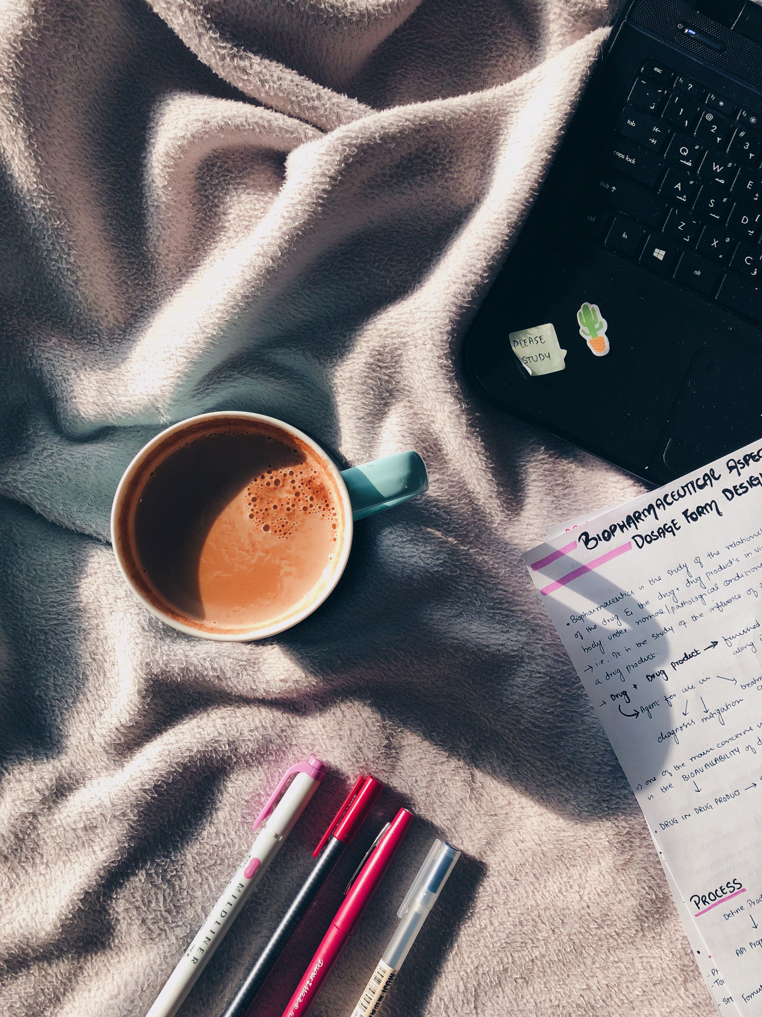 Caffè, quaderno e laptop su plaid, 3024x4032 Full HD Verticale, iPhone