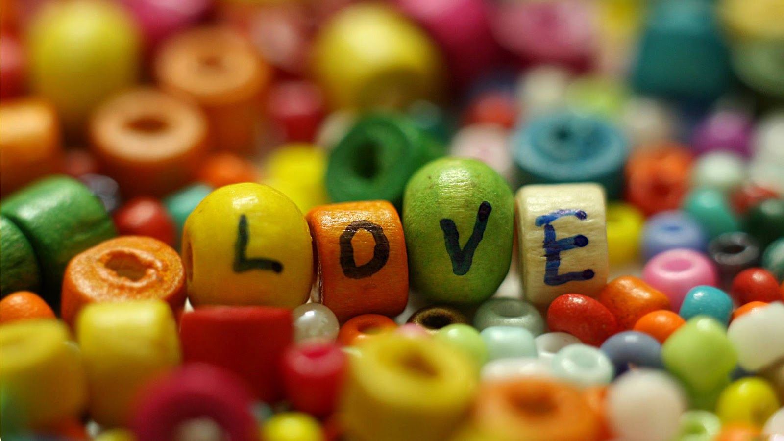 Perline colorate scritta LOVE, 1600x900 HD, PC Desktop