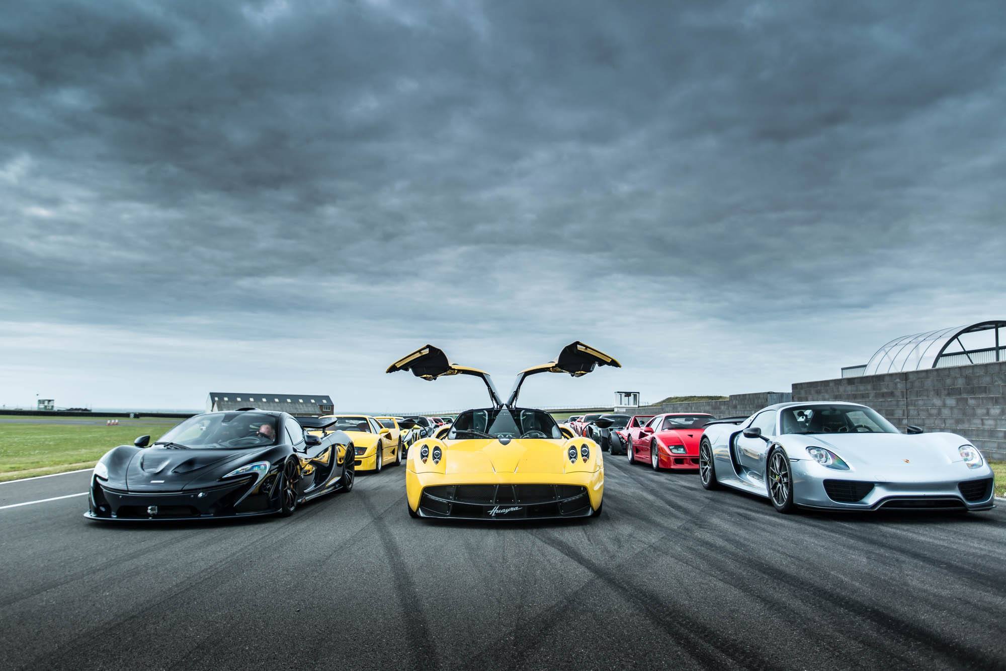 Supercar in pista, cielo nuvoloso, 2000x1333 alta risoluzione, Desktop