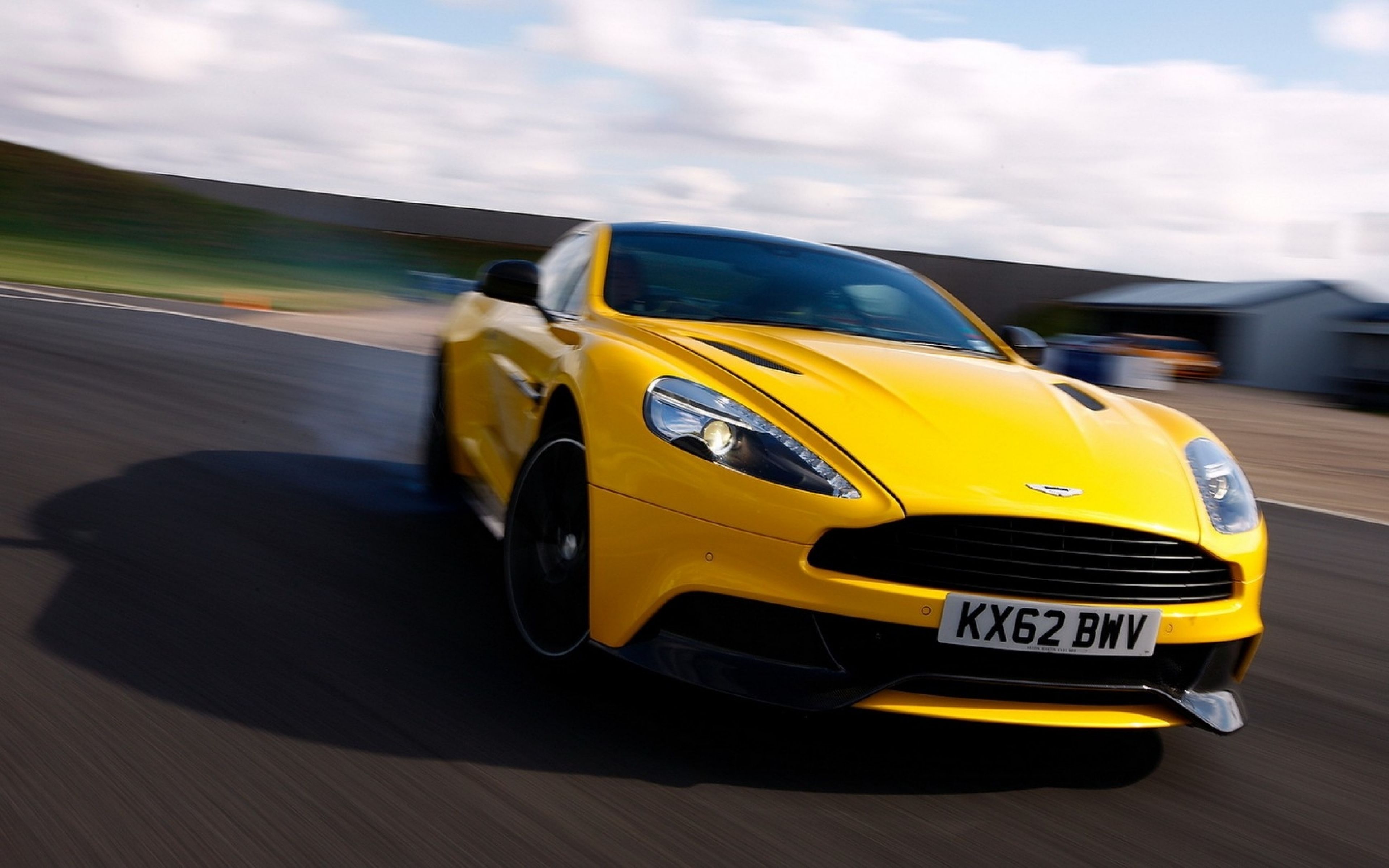 Aston Martin gialla in pista, 3840x2400 4K, Smart TV 4K
