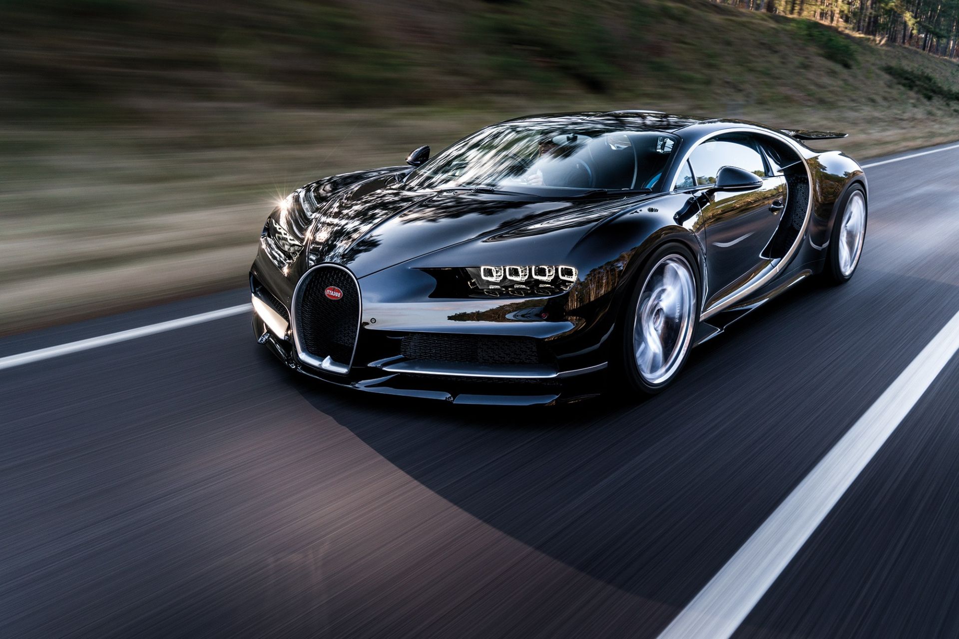 Bugatti Chiron nera su strada, hypercar, 1920x1280 WUXGA, Desktop