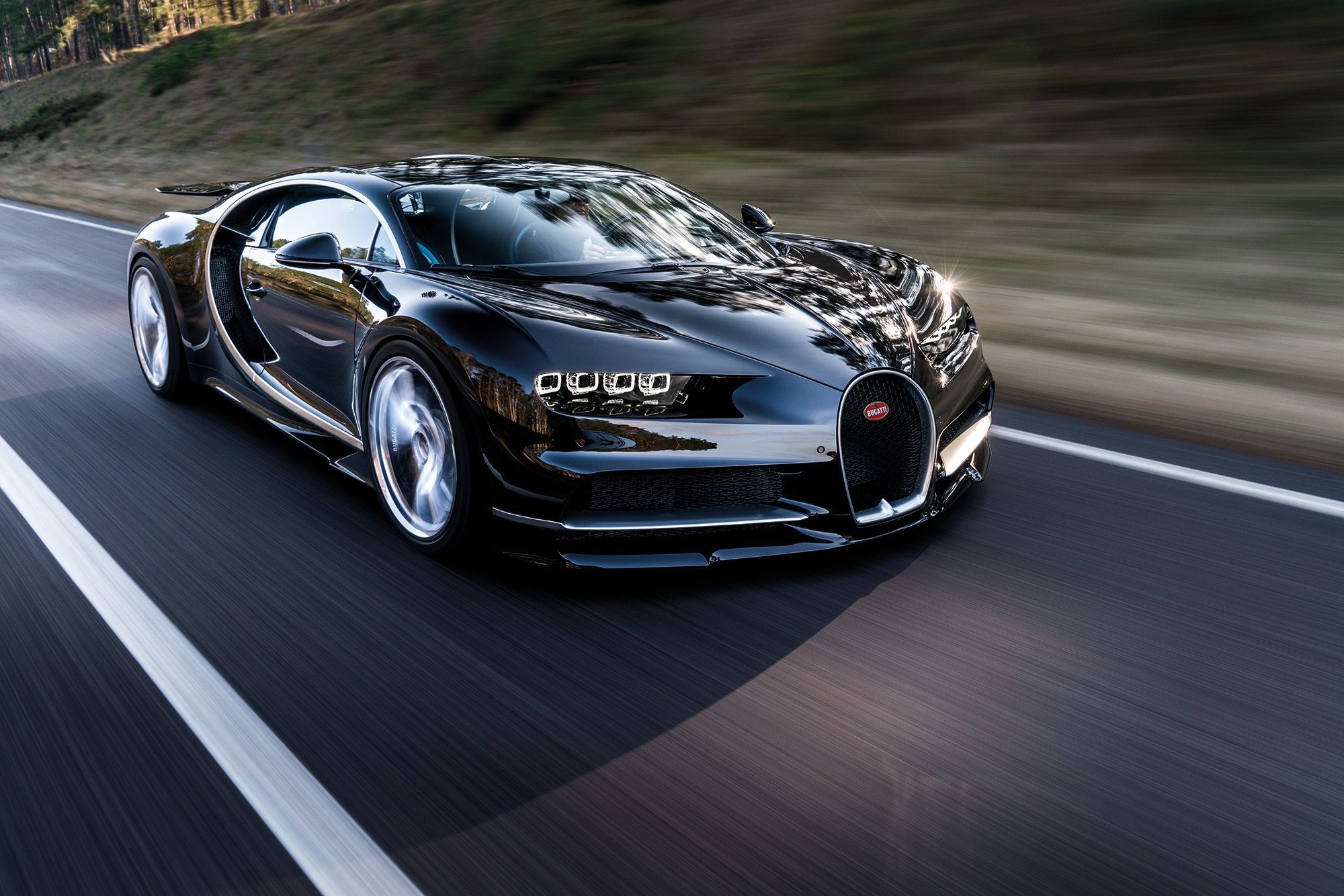 Bugatti Chiron nera su strada, hypercar, 2000x1334 2K, Desktop
