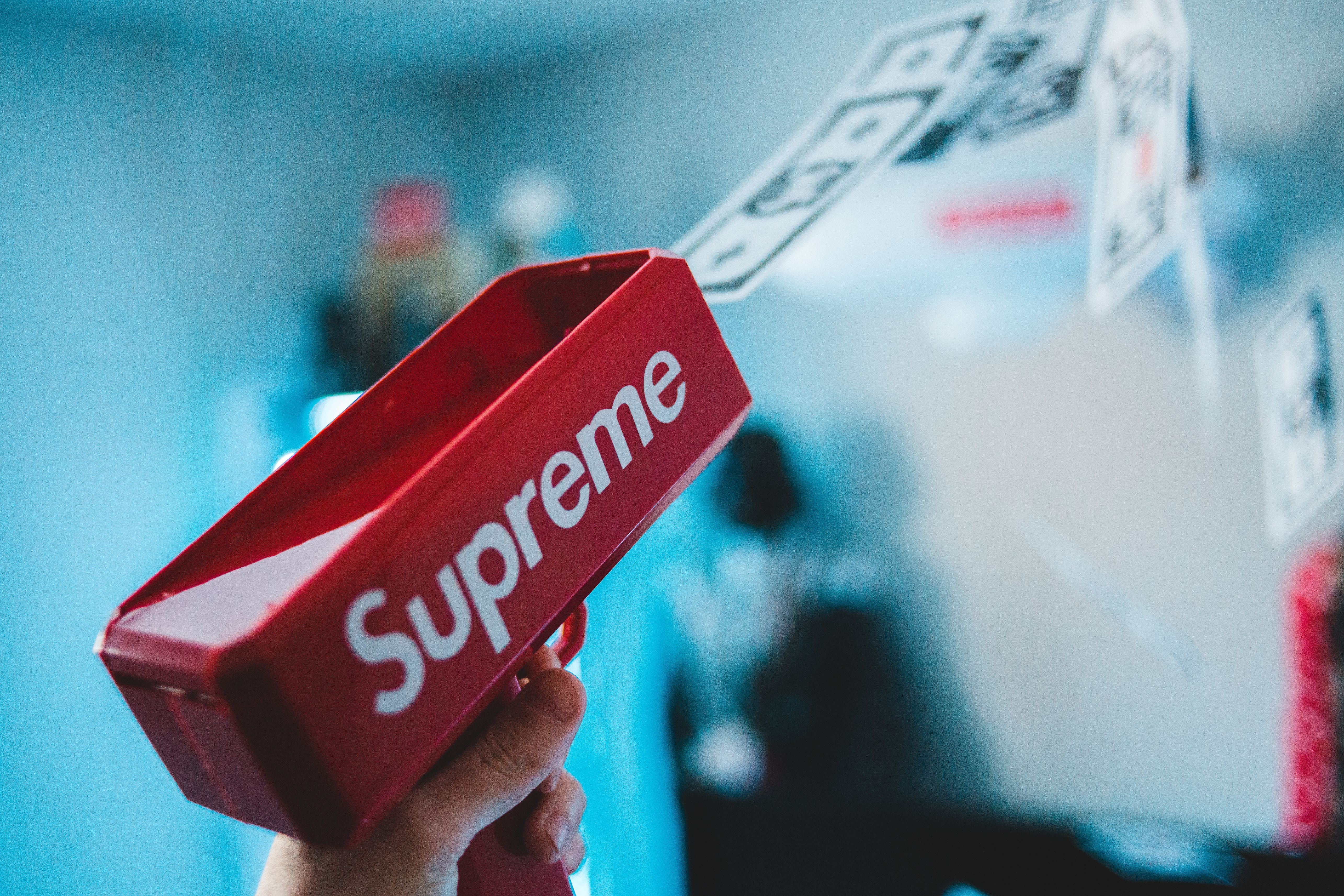 Pistola spara soldi Supreme rossa, 5140x3427 UHD, PC 4K