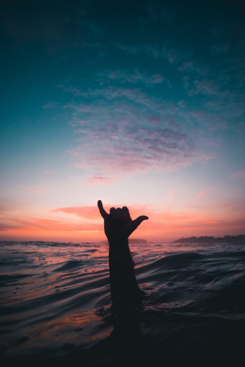 mano surfista tramonto oceano, 1000x1500 Verticale, Mobile