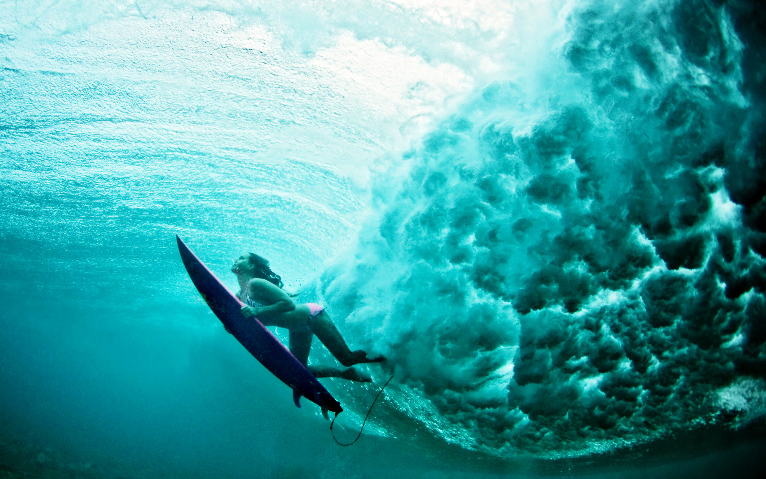 Surfista sott'acqua onda turchese, 2560x1600 2K, MacBook Pro