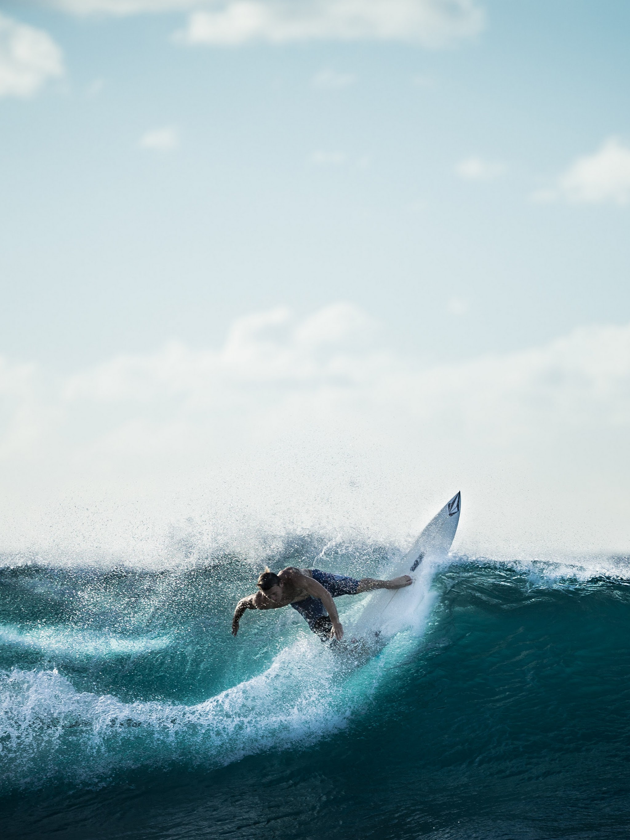 Surfista su onda oceano, 2048x2732 Full HD Verticale, Smartphone