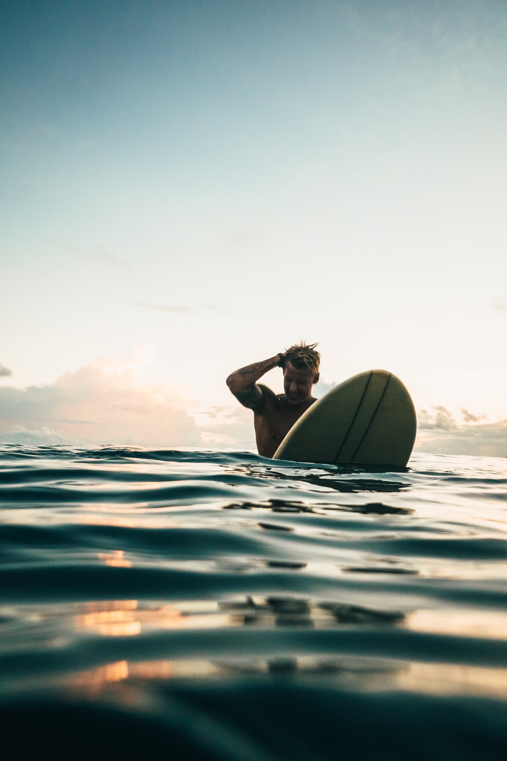 Surfista al tramonto in mare, 1000x1500 Full HD Verticale, Realme