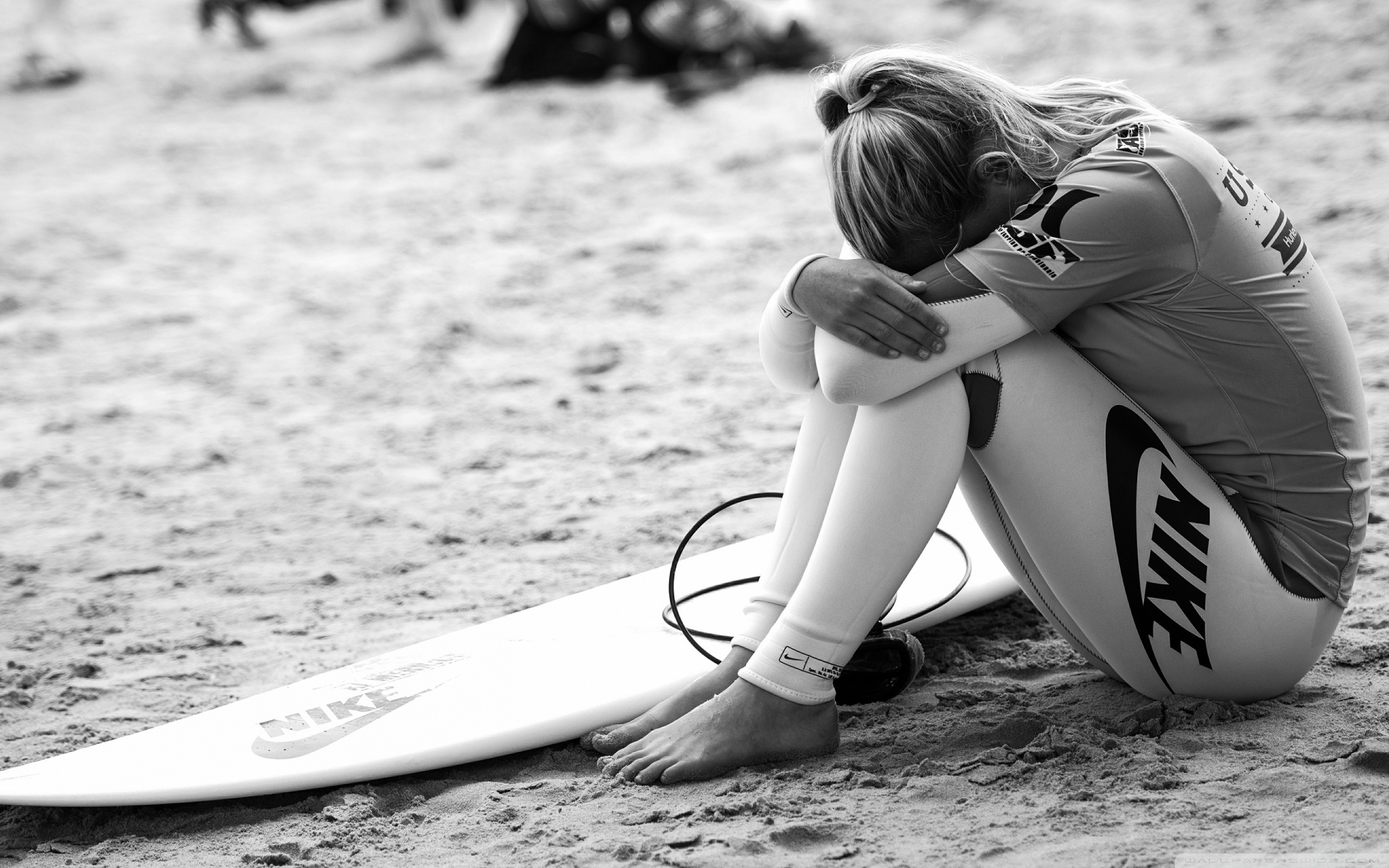Surfista Nike seduta spiaggia, abbigliamento sportivo, 2560x1600 WQXGA, Desktop