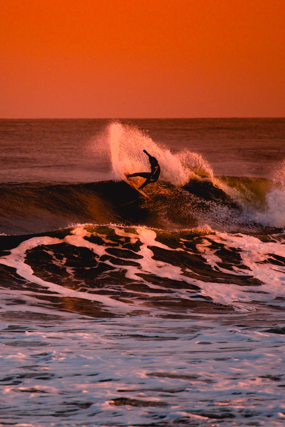 Surfista al tramonto arancione, 1000x1500 Verticale, Mobile