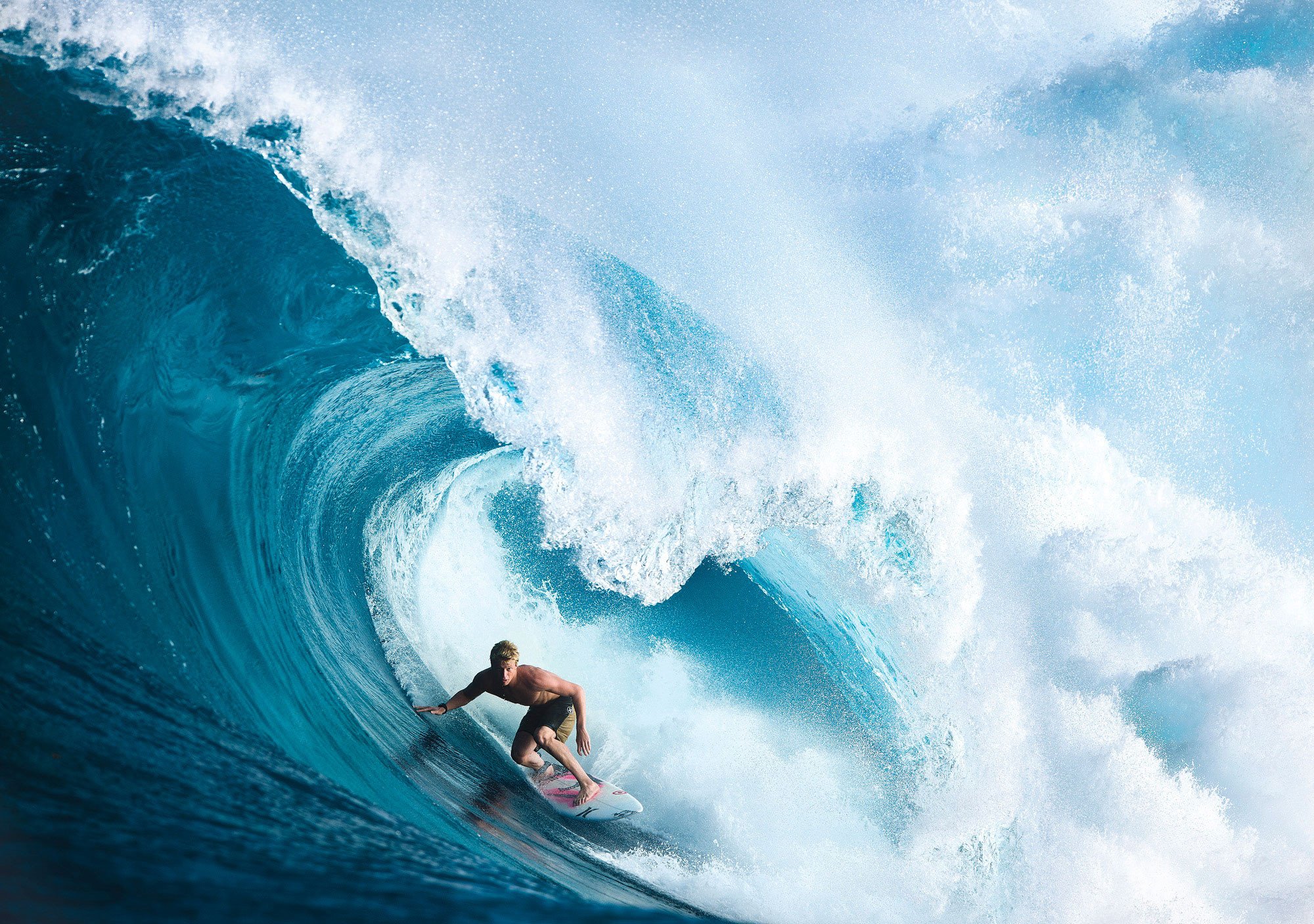 Surfista dentro onda tubo blu, 2000x1407 2K, PC