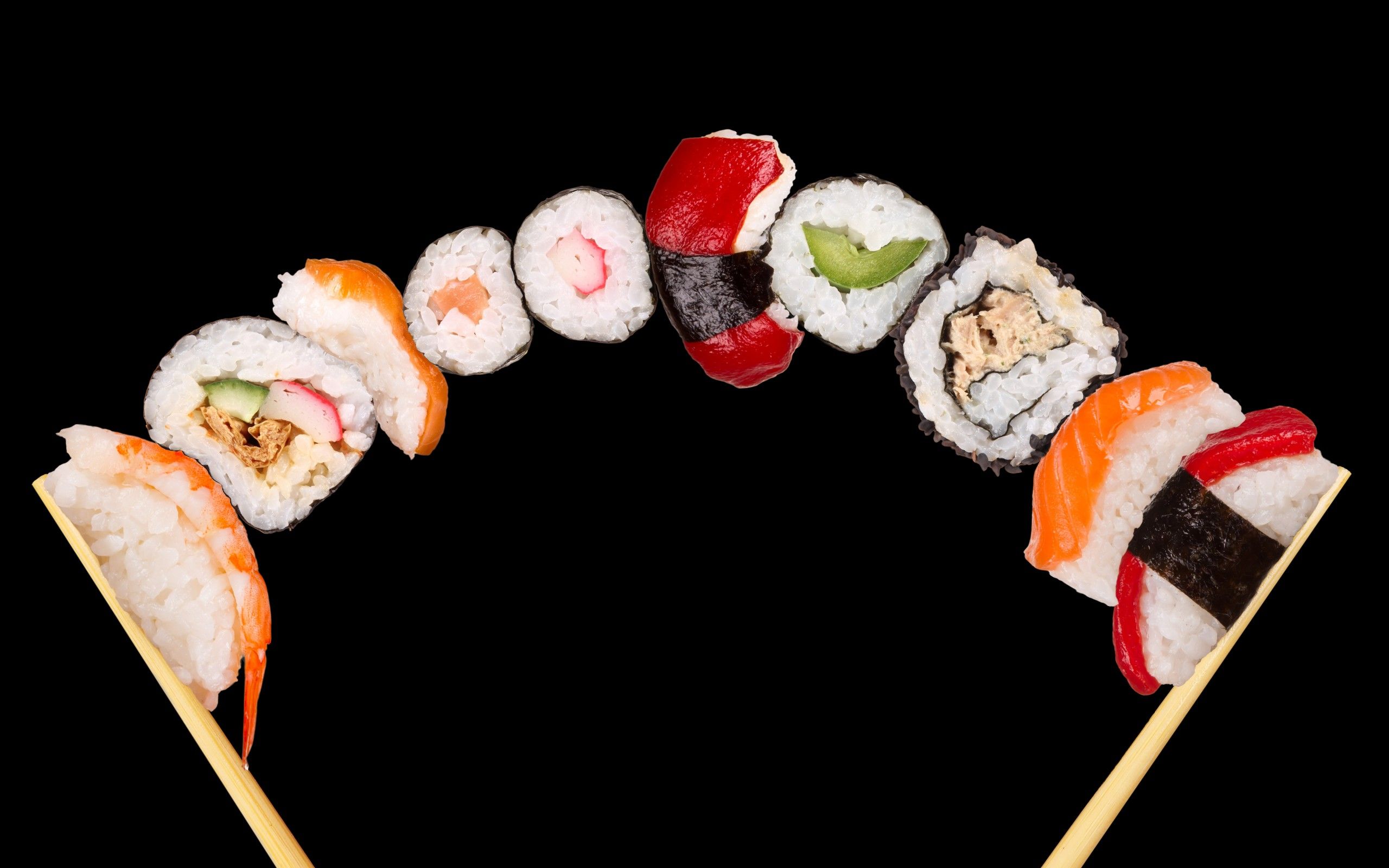 Sushi disposto ad arco, sfondo nero, 2560x1600 2K, PC