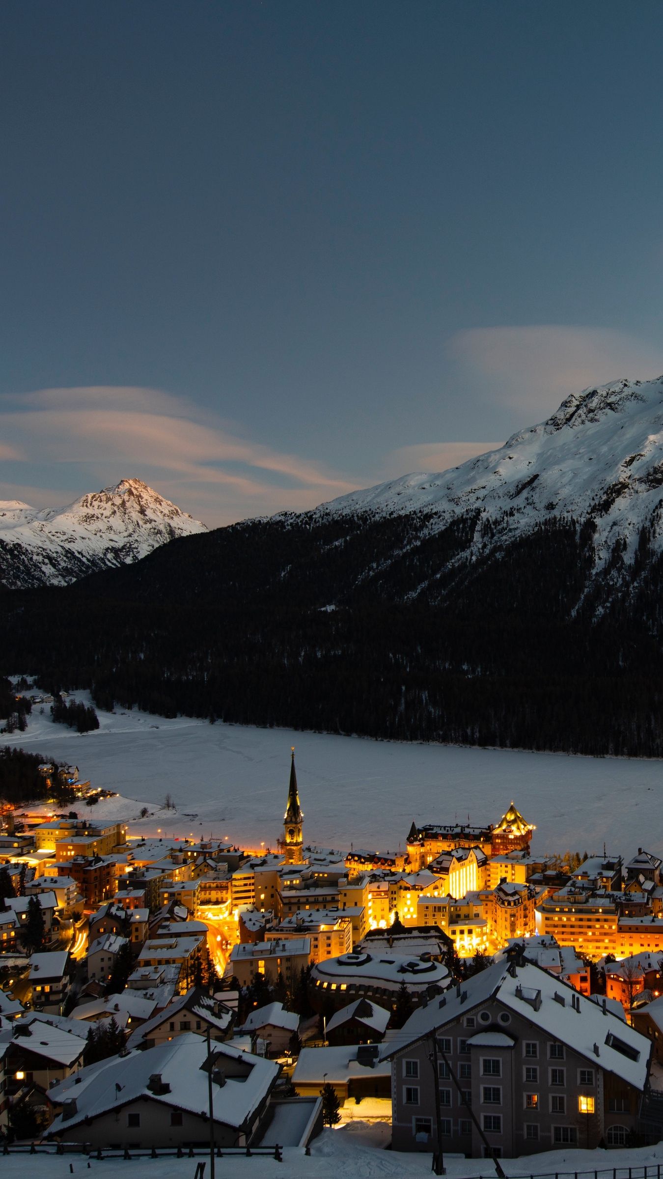 Villaggio montano innevato notte, 1350x2400 Verticale, iPhone Pro Max