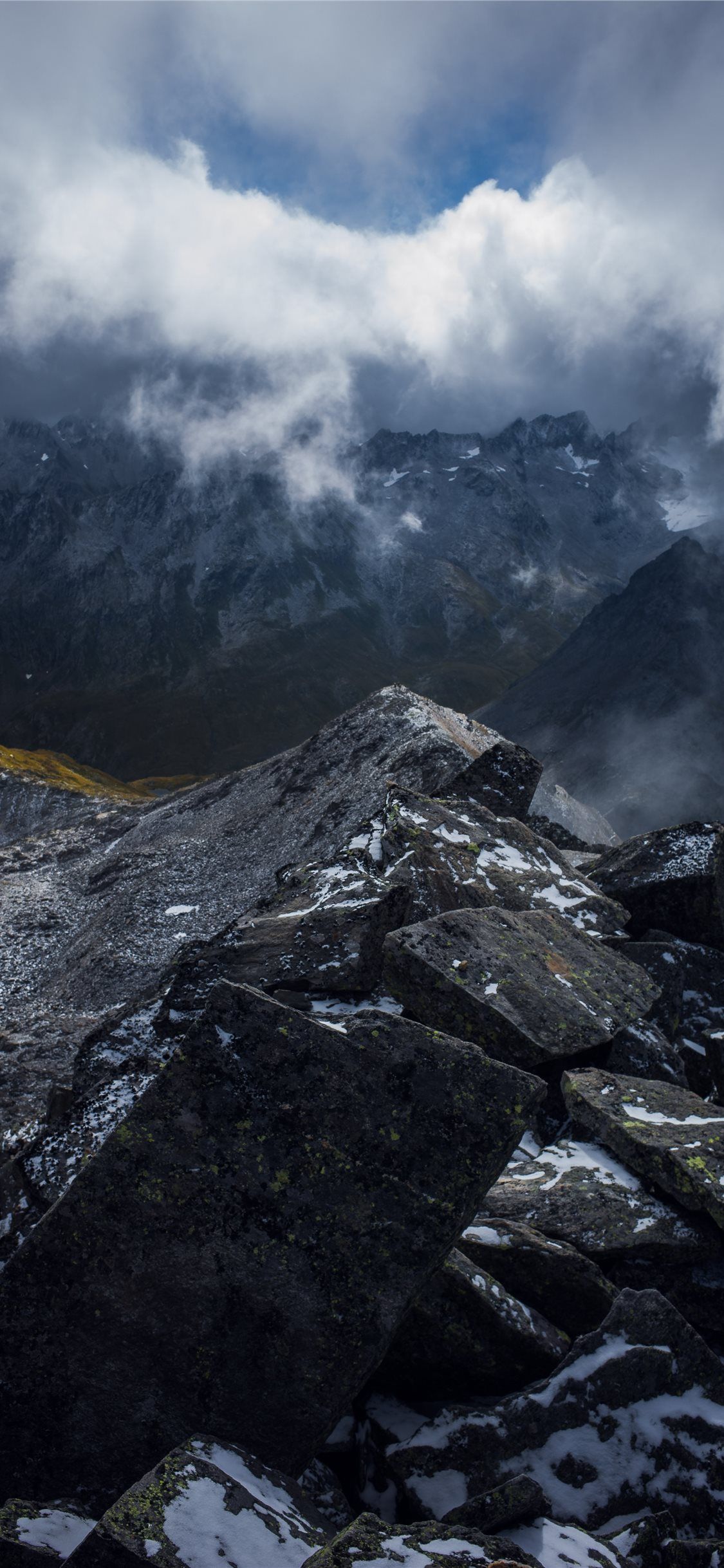 Montagna rocciosa con nuvole, 1125x2436 Full HD Verticale, iPhone Plus
