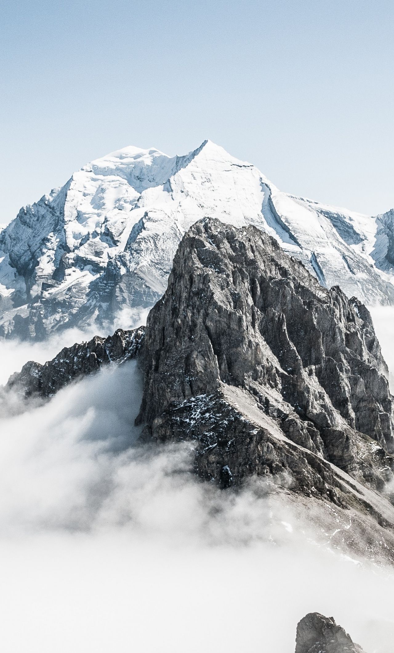 Montagne innevate tra nuvole, 1280x2120 Full HD Verticale, iPhone Plus