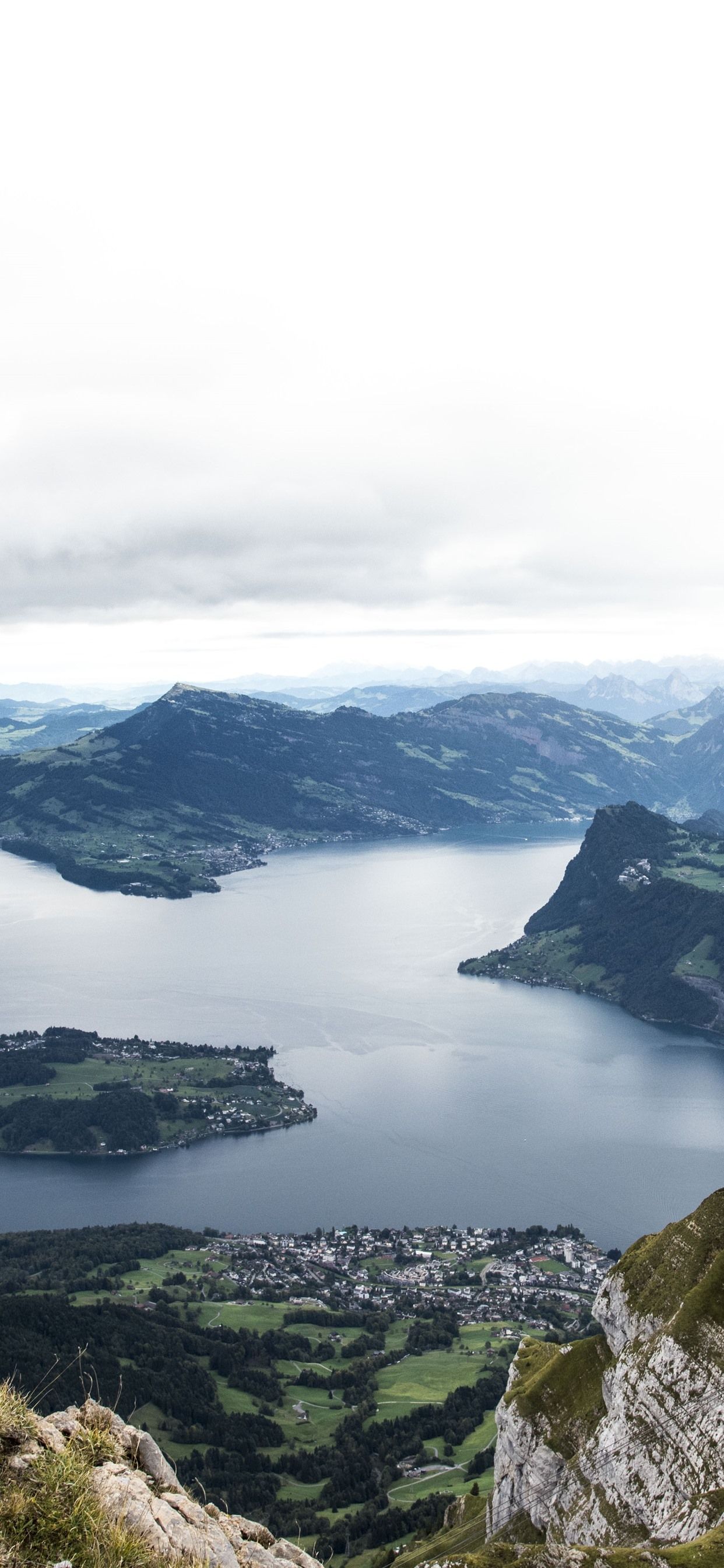 Lago alpino svizzero vista dall'alto, 1242x2688 Full HD Verticale, iPhone Air