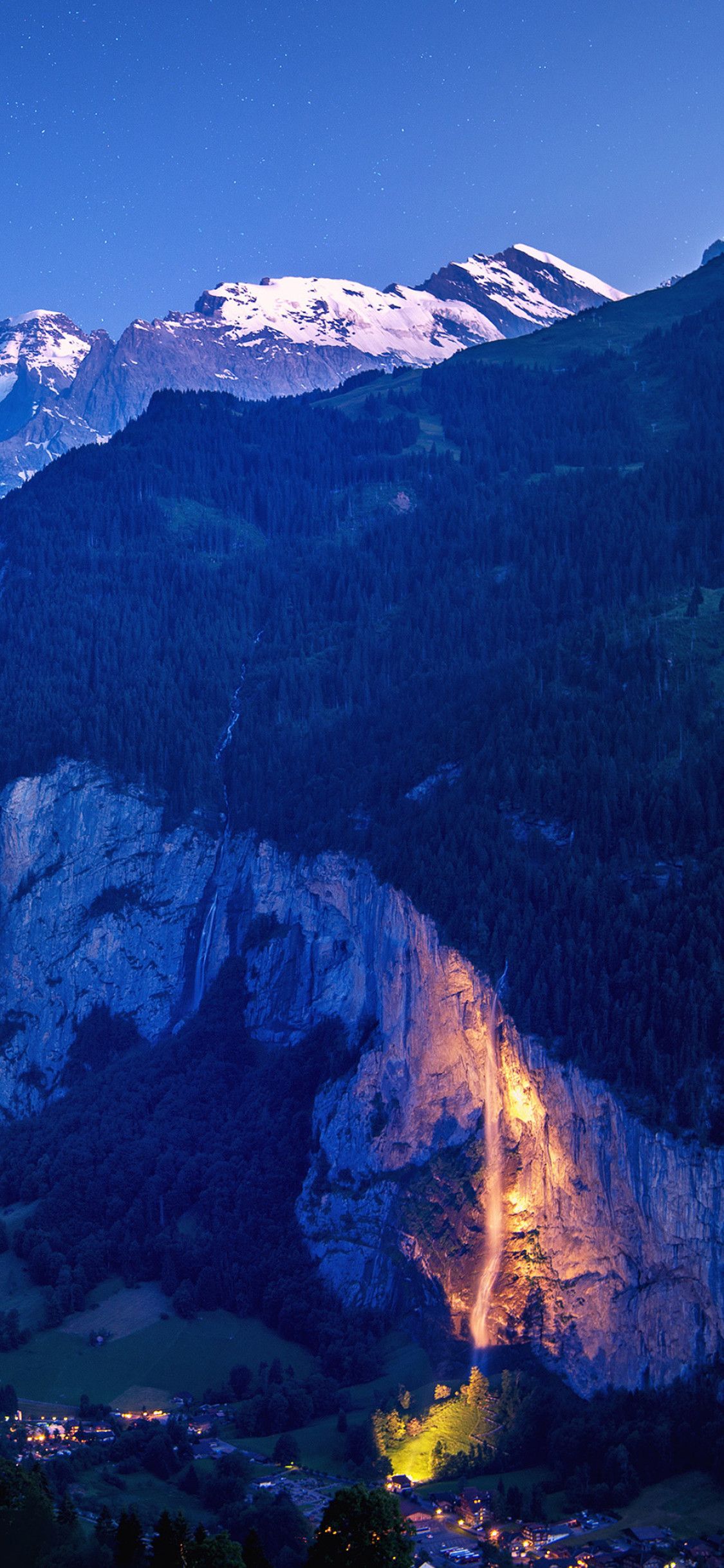 Valle svizzera con montagne innevate, 1125x2436 Full HD Verticale, iPhone Pro