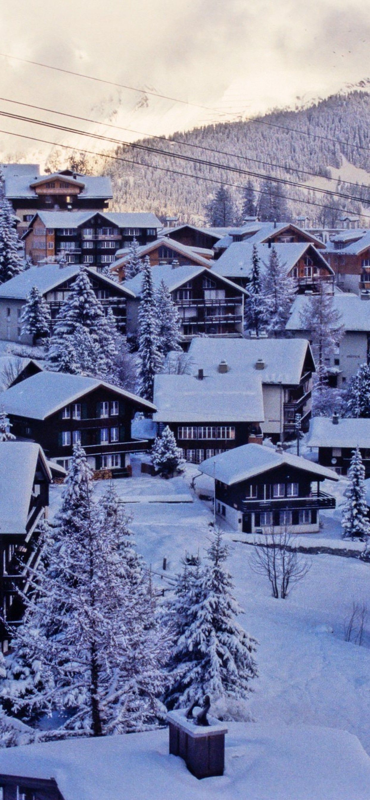 villaggio alpino innevato Svizzera, 1242x2688 Full HD Verticale, iPhone