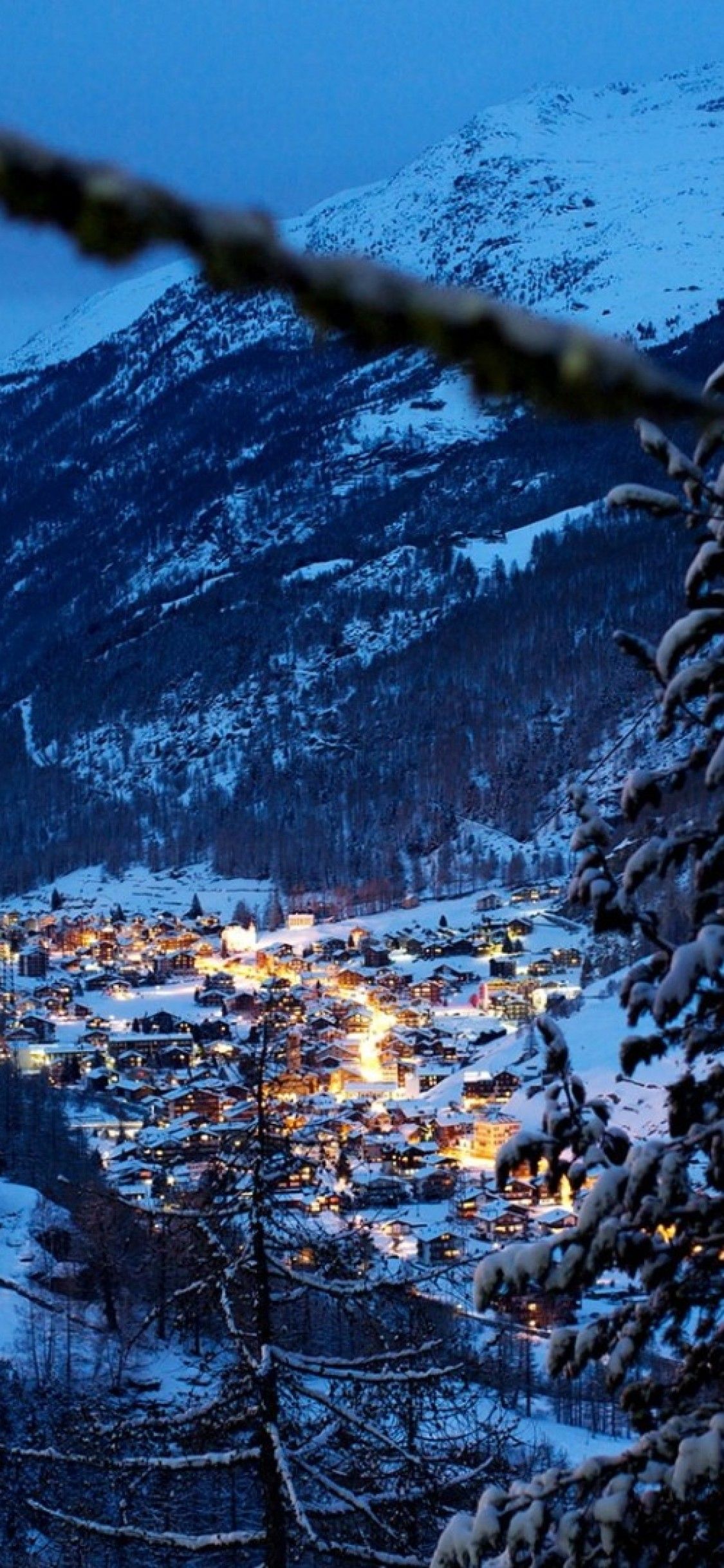 Villaggio alpino innevato di notte, 1125x2436 Full HD Verticale, iPhone Pro Max