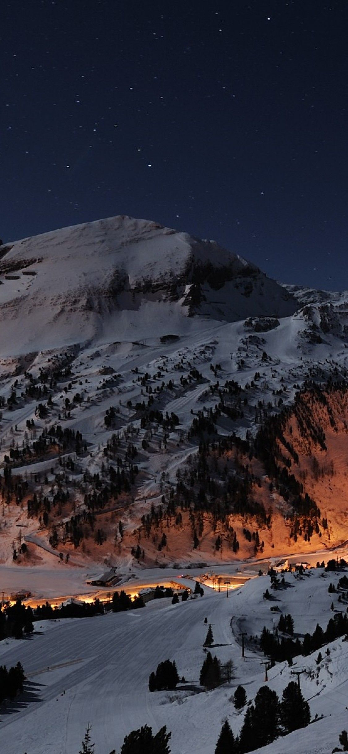 Montagna innevata alpina notte, 1125x2436 Verticale, iPhone Pro