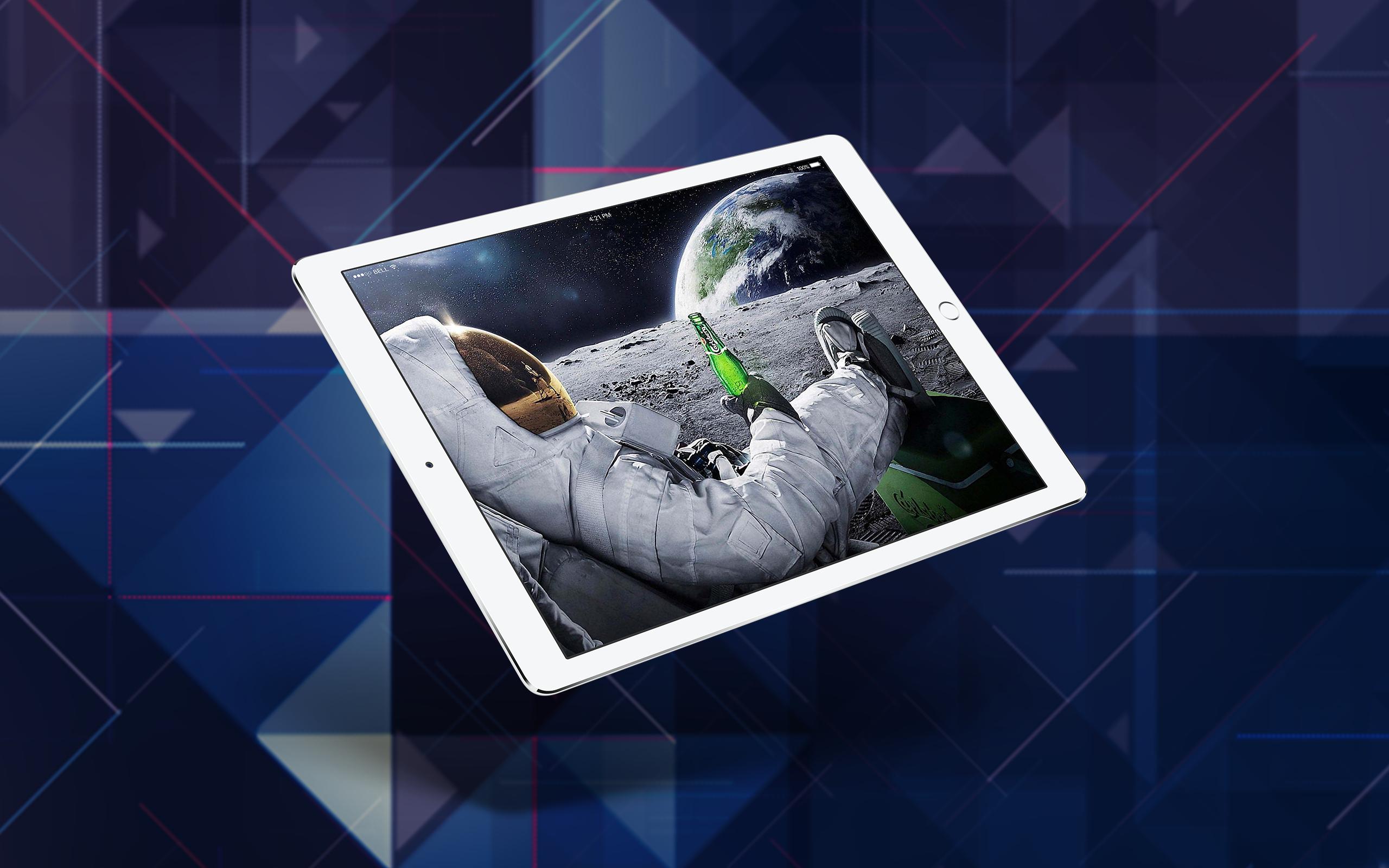 Tablet con astronauta sulla luna, 2560x1600 2K+, Desktop
