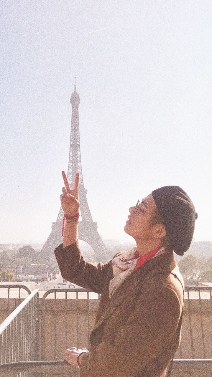 Uomo davanti Torre Eiffel, Parigi, 719x1280 Verticale, Mobile