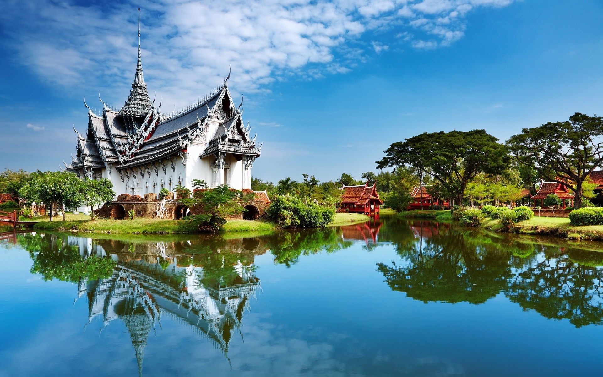 Tempio thailandese con lago, 1920x1200 WUXGA, PC Desktop