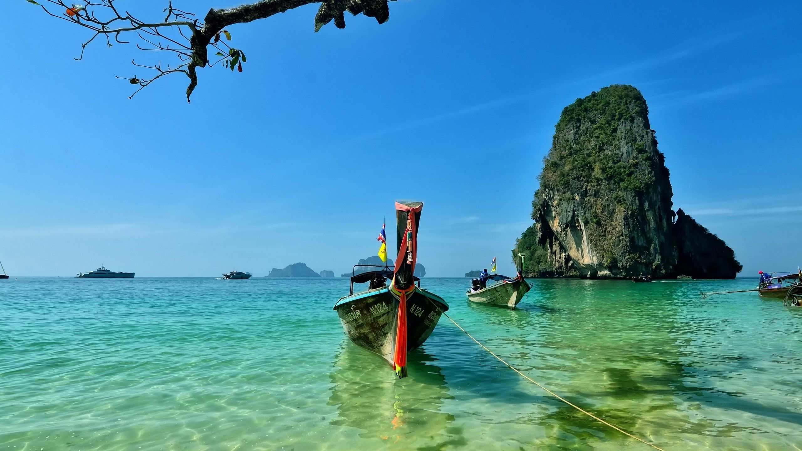 Railay Beach Thailandia barca, 2560x1440 2K, PC Desktop