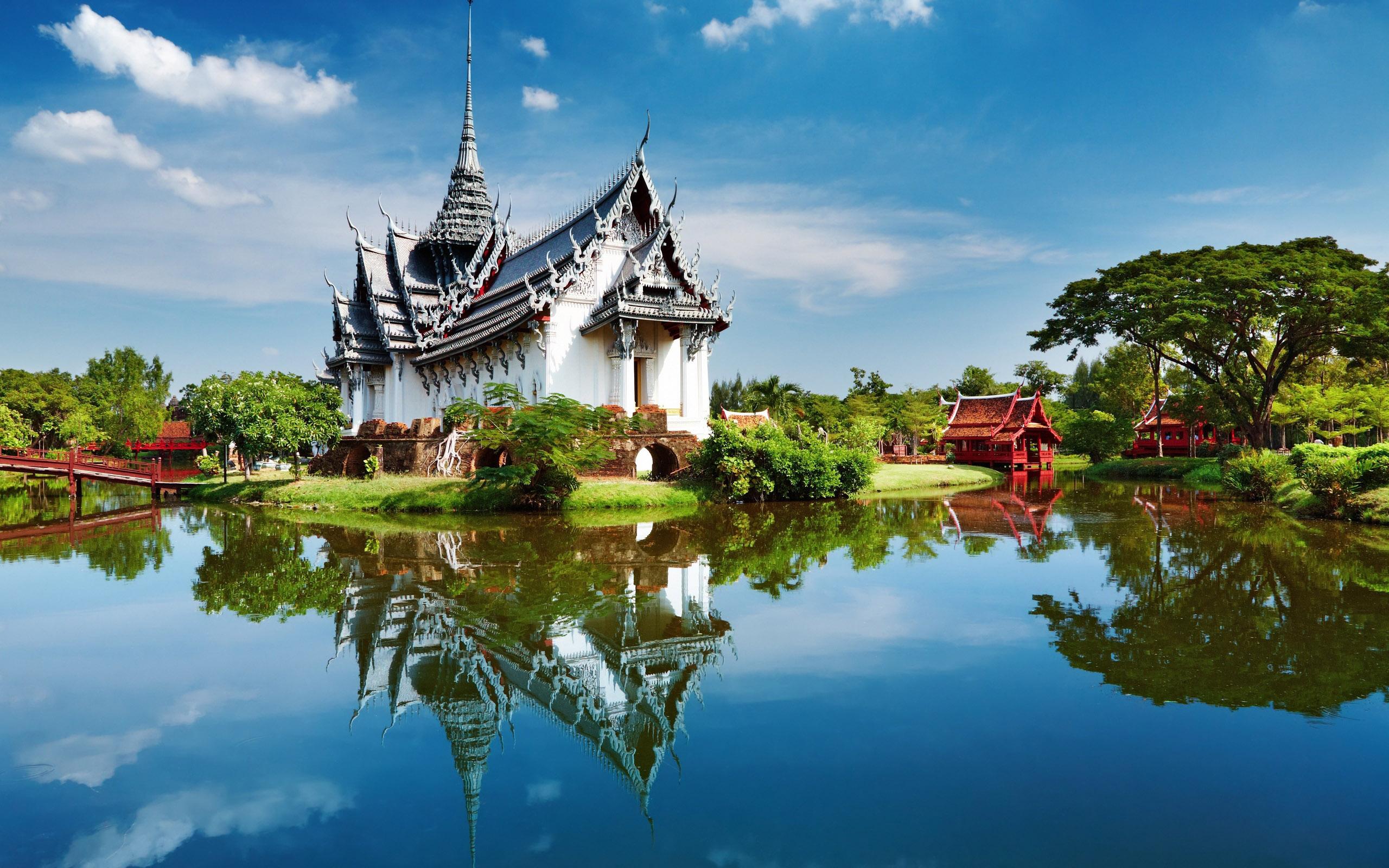 Tempio thailandese riflesso nell'acqua, 2560x1600 2K+, PC