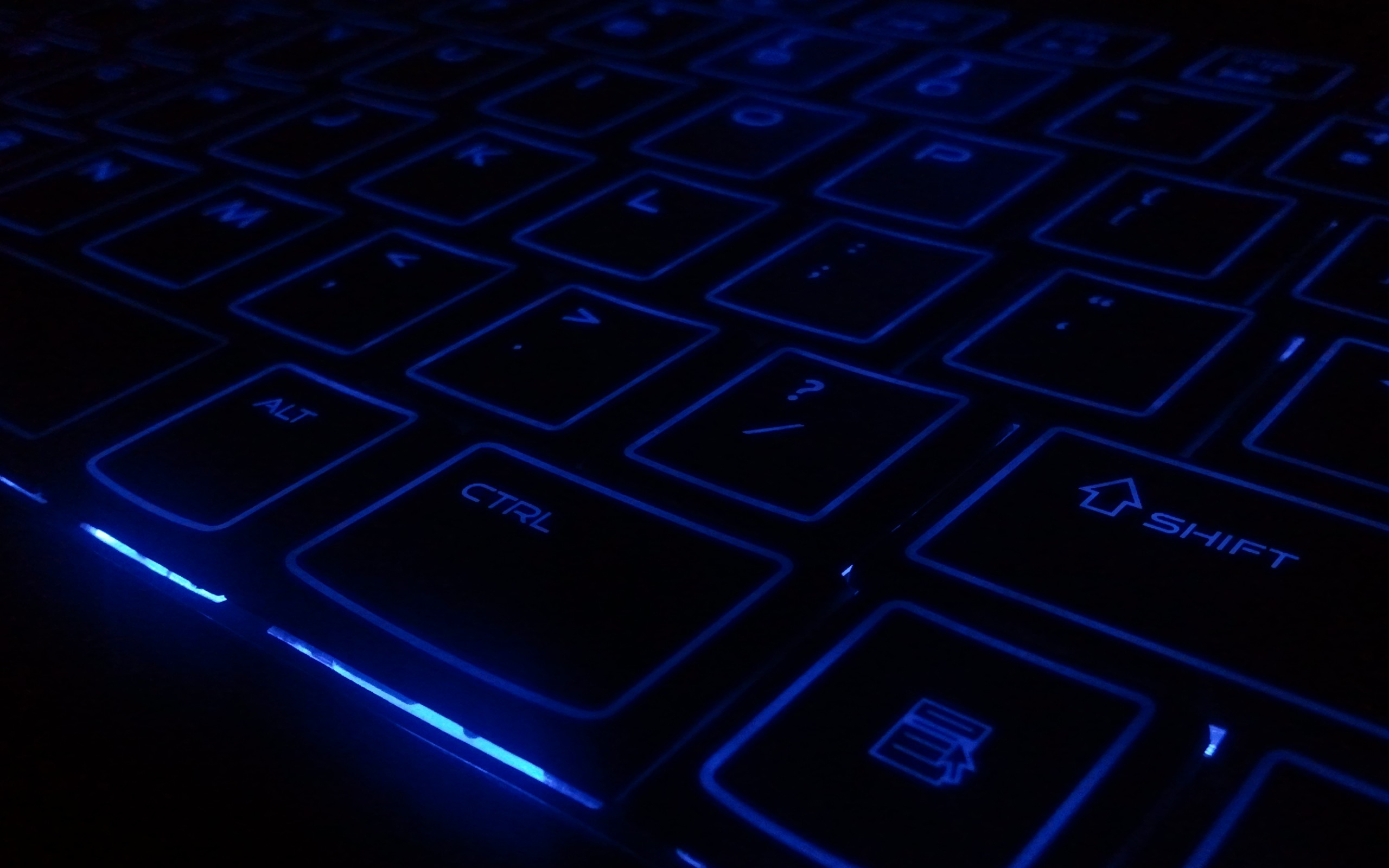 Tastiera retroilluminata blu scuro, 2560x1600 2K+, MacBook Pro
