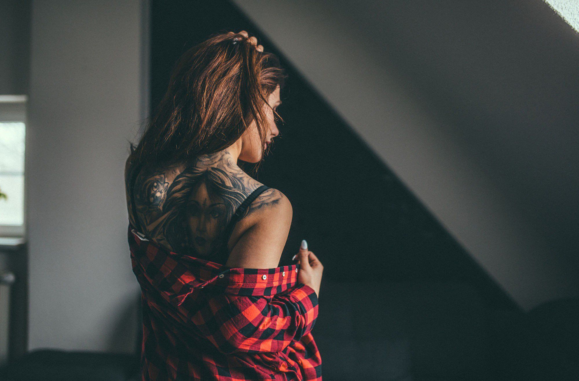 Ragazza con tatuaggi sulla schiena, 2000x1318 2K, Notebook Gaming