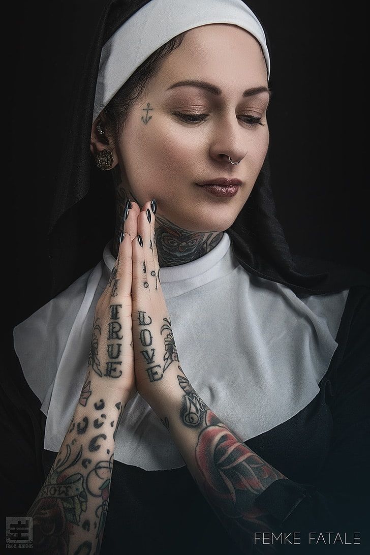 Suora con tatuaggi e piercing, 728x1092 Verticale, Telefono