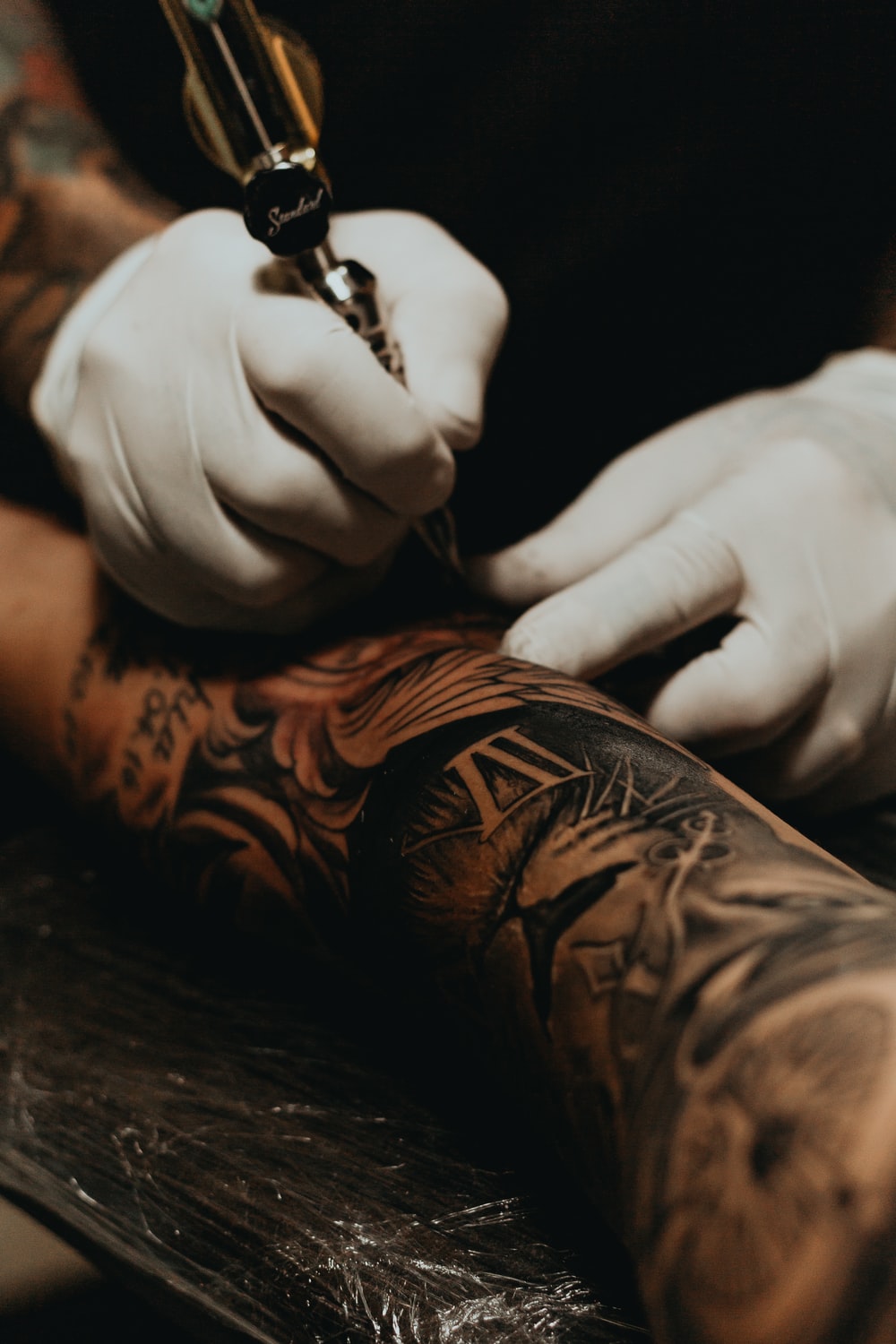 Tatuatore al lavoro braccio, 1000x1500 Full HD Verticale, Smartphone