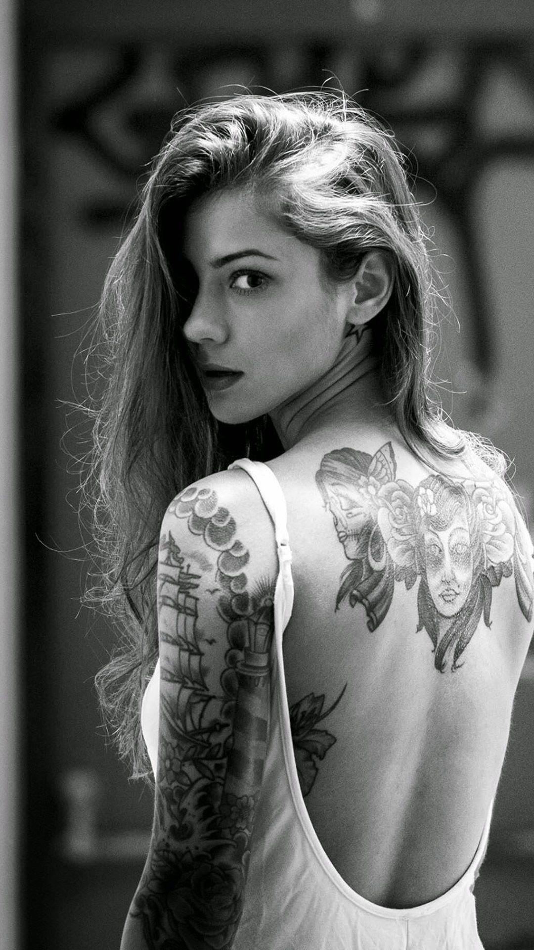 Donna con tatuaggi bianco nero, 1080x1920 Verticale, Telefono