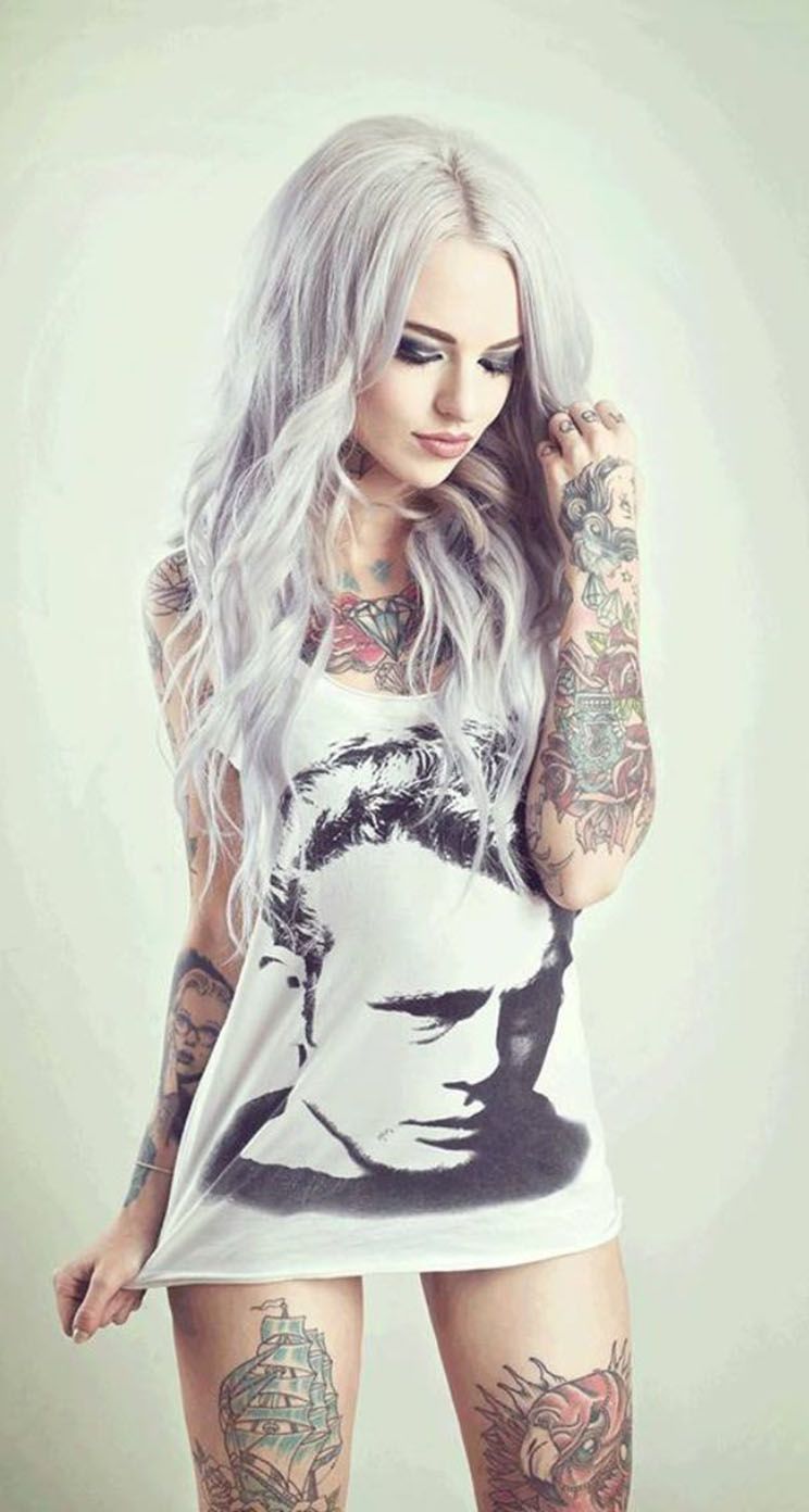 Ragazza con tatuaggi e capelli argento, 744x1392 Full HD Verticale, iPhone