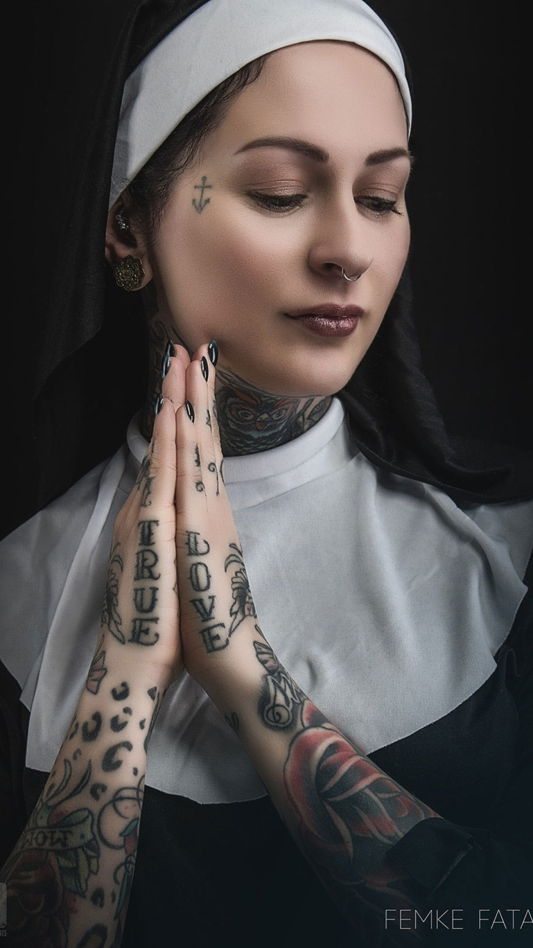 Suora con tatuaggi e piercing, 1080x1920 Full HD Verticale, Smartphone