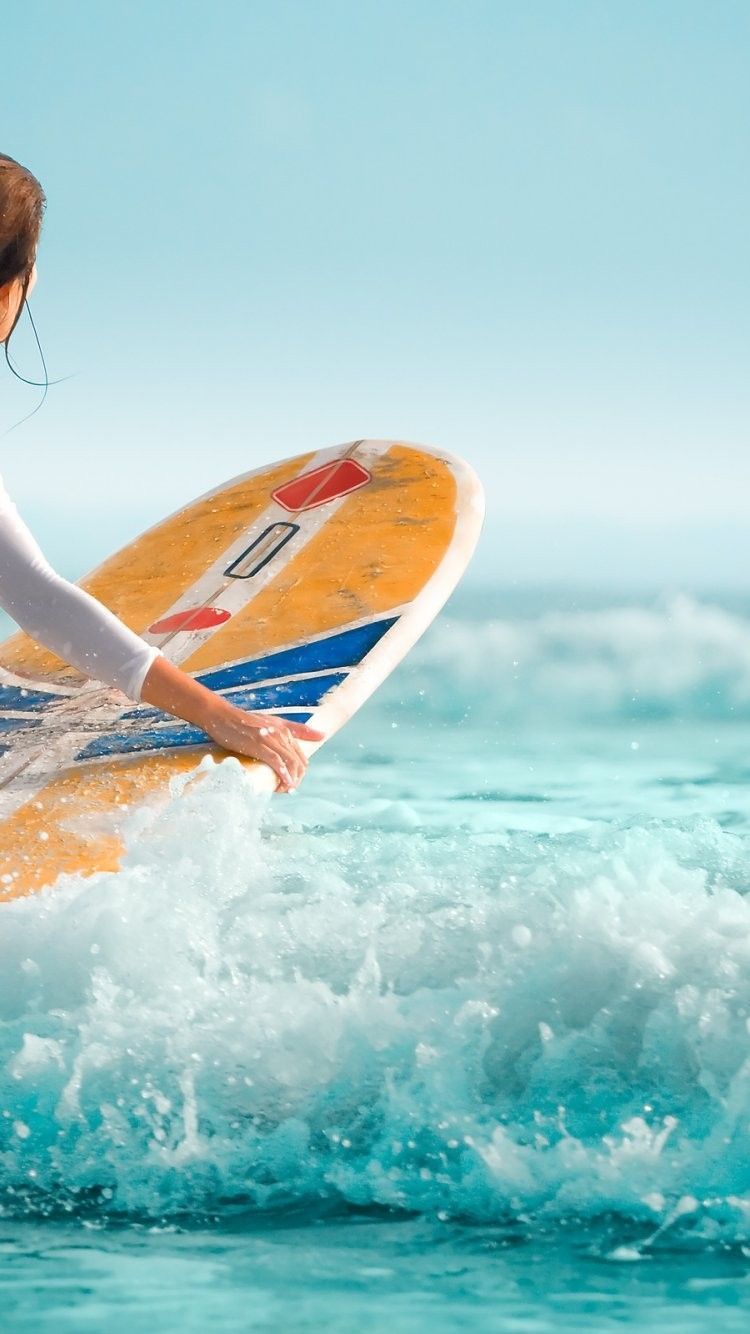 Donna con tavola da surf, oceano, 750x1334 Verticale, Telefono