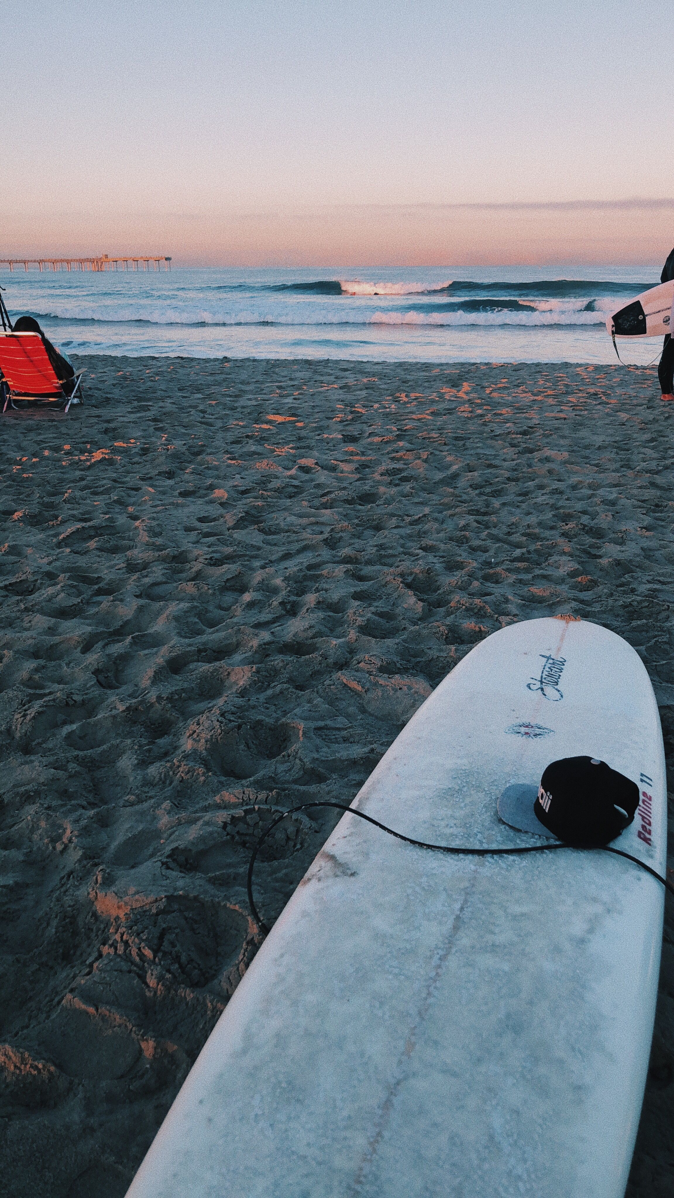 Tavola da surf bianca sulla spiaggia, 2304x4096 Full HD Verticale, iPhone