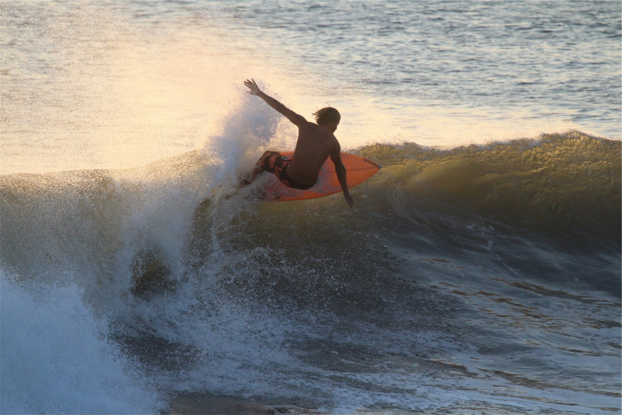 Surfista su onda con tavola arancione, 2509x1673 2K, Desktop