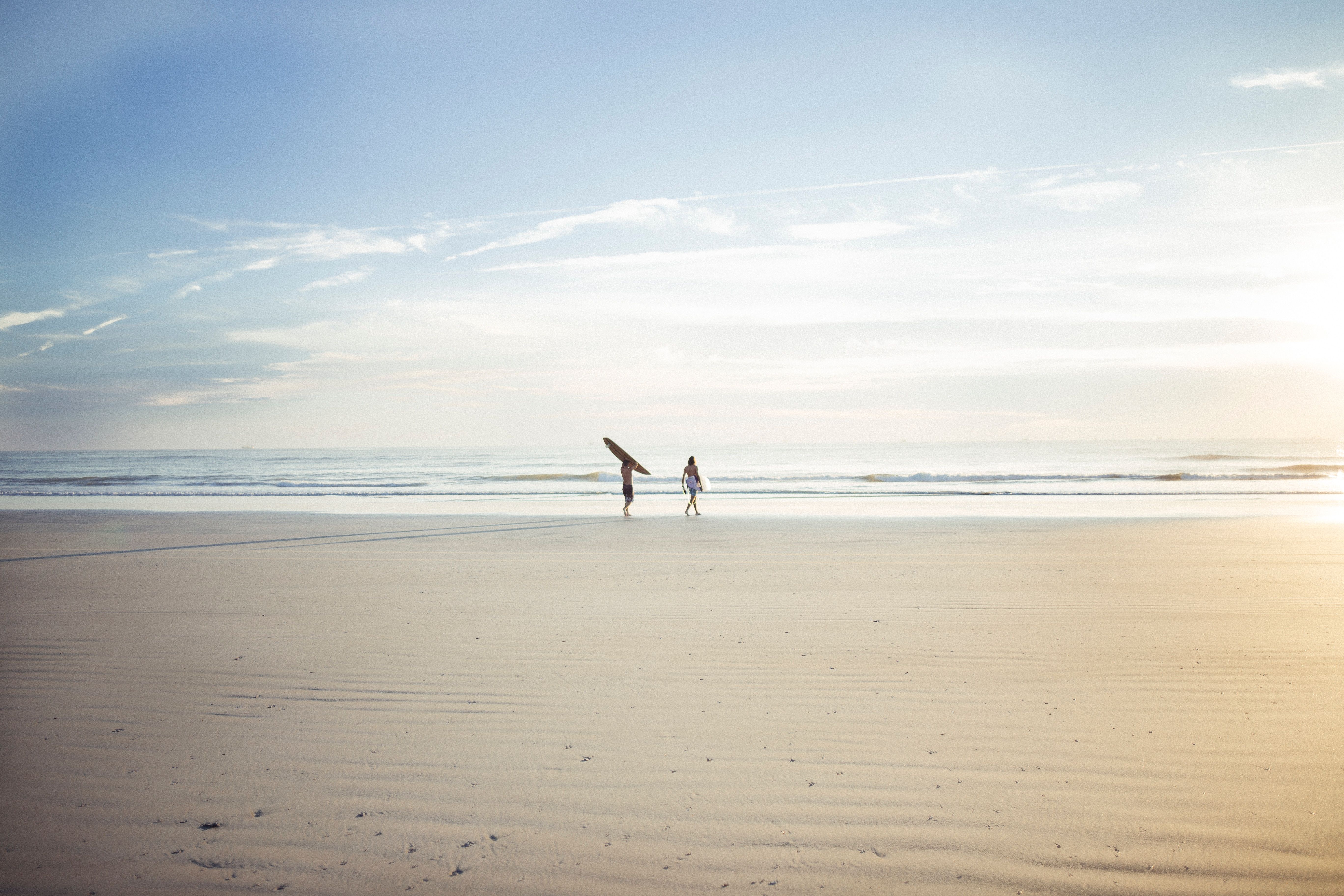 Persone con tavola da surf spiaggia, 5472x3648 Ultra HD, Monitor 4K
