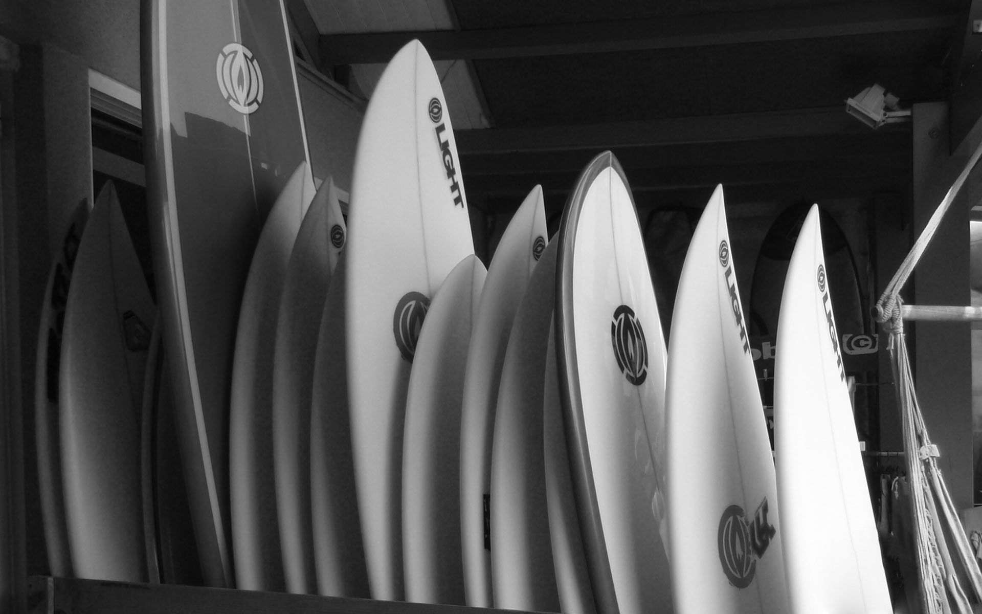 Tavole da surf in rastrelliera bianco/nero, 1920x1200 Full HD+ WUXGA, PC Desktop