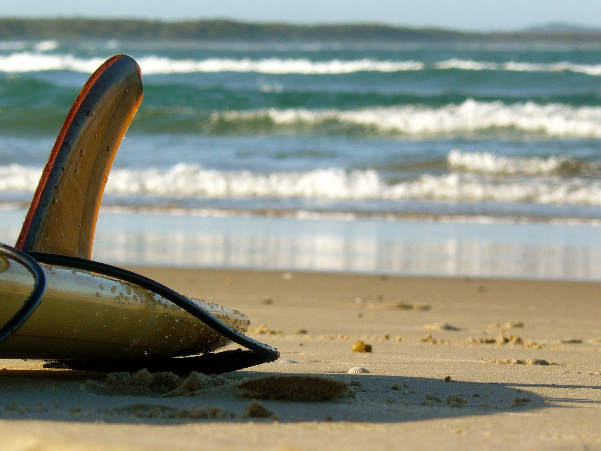 Tavola da surf sulla spiaggia, 1920x1440 Full HD+, Laptop